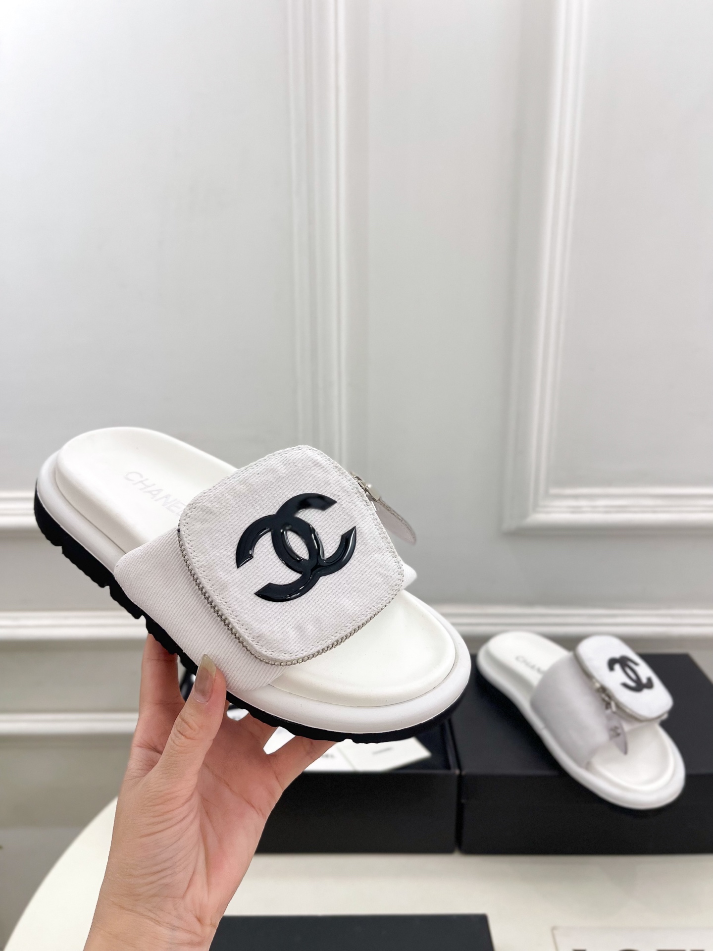 𝐂𝐇𝐀𝐍𝐄𝐋  | 小香  25𝐬𝐬 

🦋2025 春夏新品  专柜经典款 小香双C包包懒人拖鞋系列上