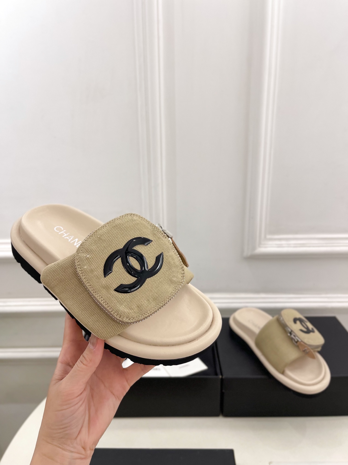 𝐂𝐇𝐀𝐍𝐄𝐋  | 小香  25𝐬𝐬 

🦋2025 春夏新品  专柜经典款 小香双C包包懒人拖鞋系列上