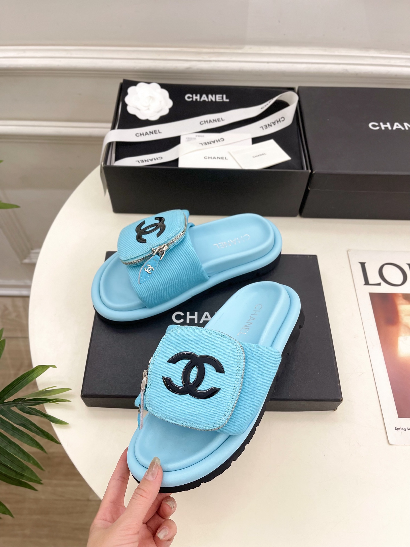 𝐂𝐇𝐀𝐍𝐄𝐋  | 小香  25𝐬𝐬 

🦋2025 春夏新品  专柜经典款 小香双C包包懒人拖鞋系列上