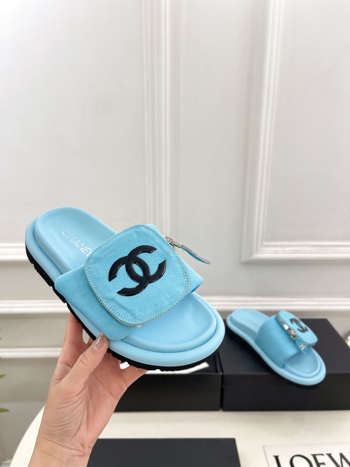 𝐂𝐇𝐀𝐍𝐄𝐋  | 小香  25𝐬𝐬 

🦋2025 春夏新品  专柜经典款 小香双C包包懒人拖鞋系列上