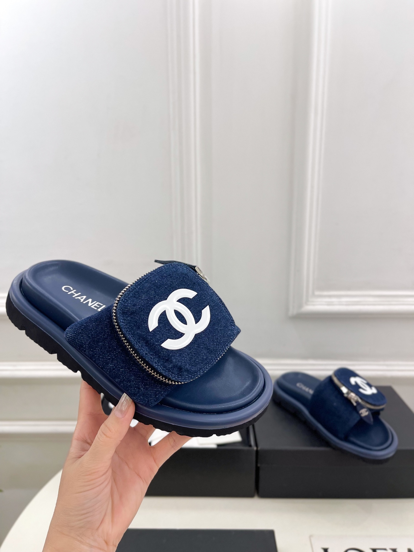 𝐂𝐇𝐀𝐍𝐄𝐋  | 小香  25𝐬𝐬 

🦋2025 春夏新品  专柜经典款 小香双C包包懒人拖鞋系列上