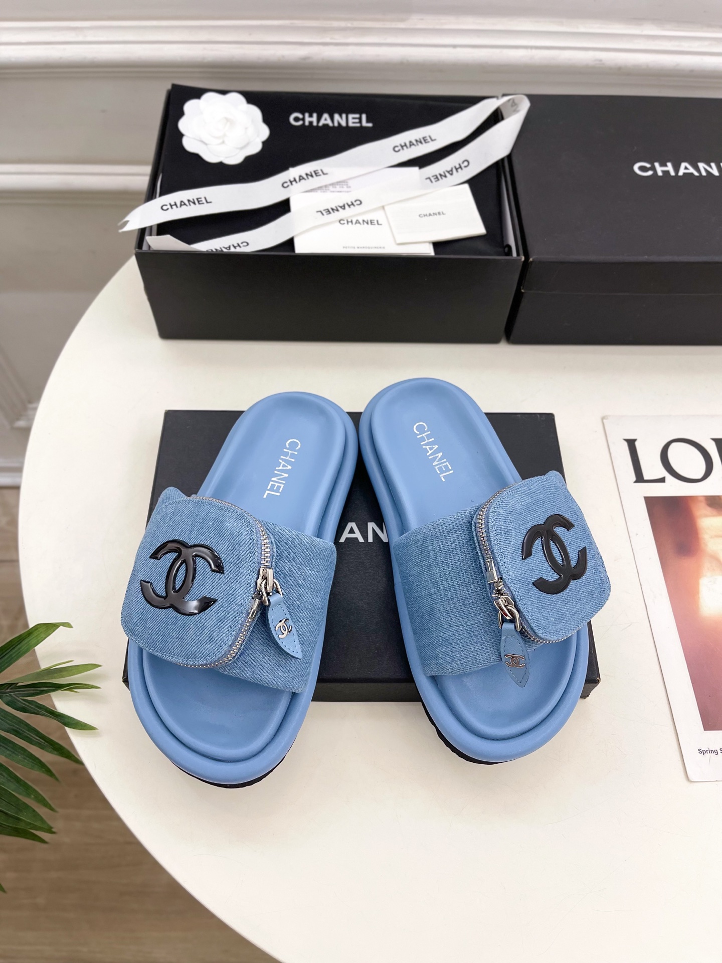 𝐂𝐇𝐀𝐍𝐄𝐋  | 小香  25𝐬𝐬 

🦋2025 春夏新品  专柜经典款 小香双C包包懒人拖鞋系列上