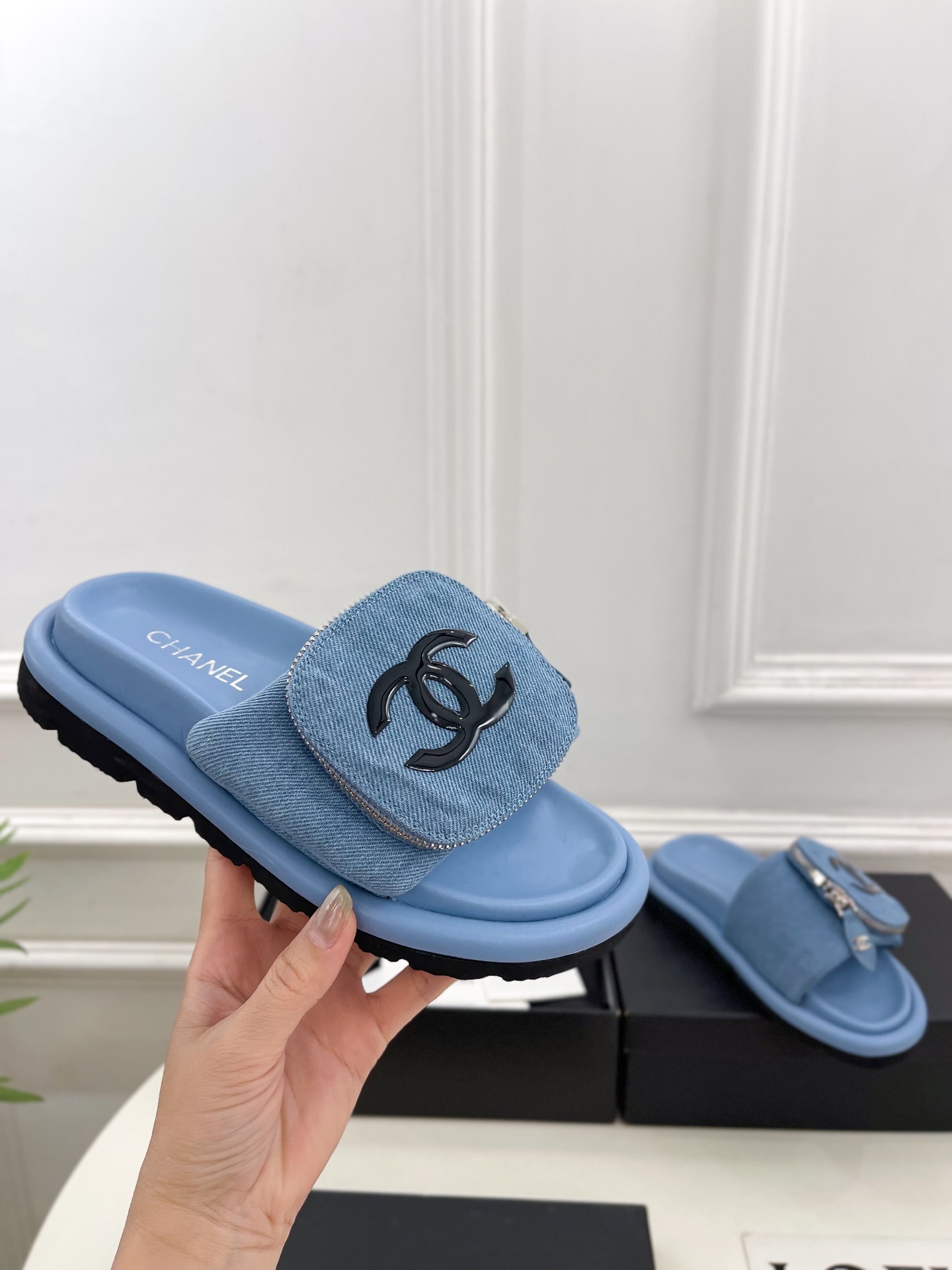 𝐂𝐇𝐀𝐍𝐄𝐋  | 小香  25𝐬𝐬 

🦋2025 春夏新品  专柜经典款 小香双C包包懒人拖鞋系列上