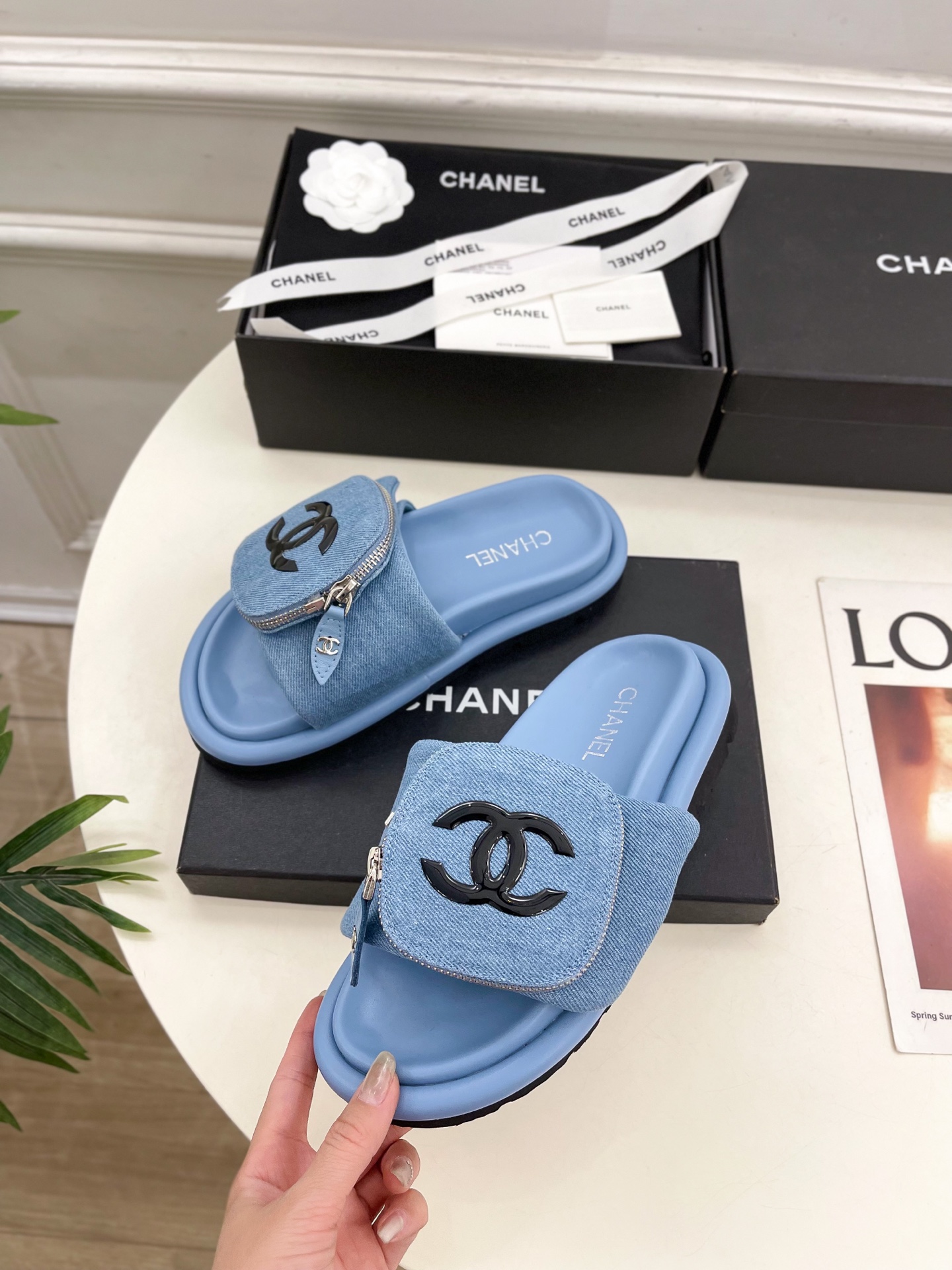 𝐂𝐇𝐀𝐍𝐄𝐋  | 小香  25𝐬𝐬 

🦋2025 春夏新品  专柜经典款 小香双C包包懒人拖鞋系列上