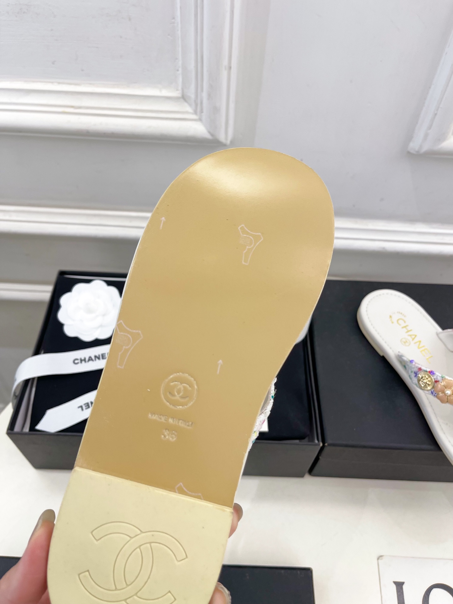 𝐂𝐇𝐀𝐍𝐄𝐋  | 小香  25𝐬𝐬 

🦋2025 春夏新品  专柜经典走秀款 小香双C珠宝夹趾平底拖