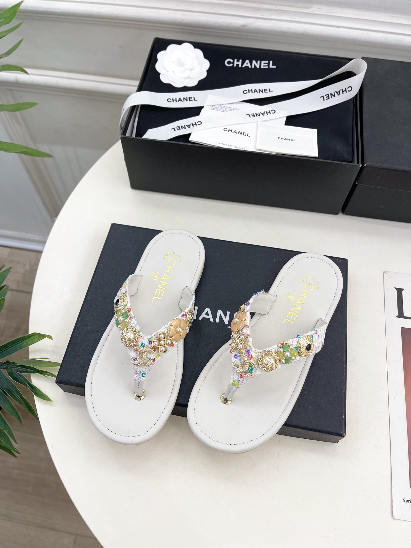 𝐂𝐇𝐀𝐍𝐄𝐋  | 小香  25𝐬𝐬 

🦋2025 春夏新品  专柜经典走秀款 小香双C珠宝夹趾平底拖