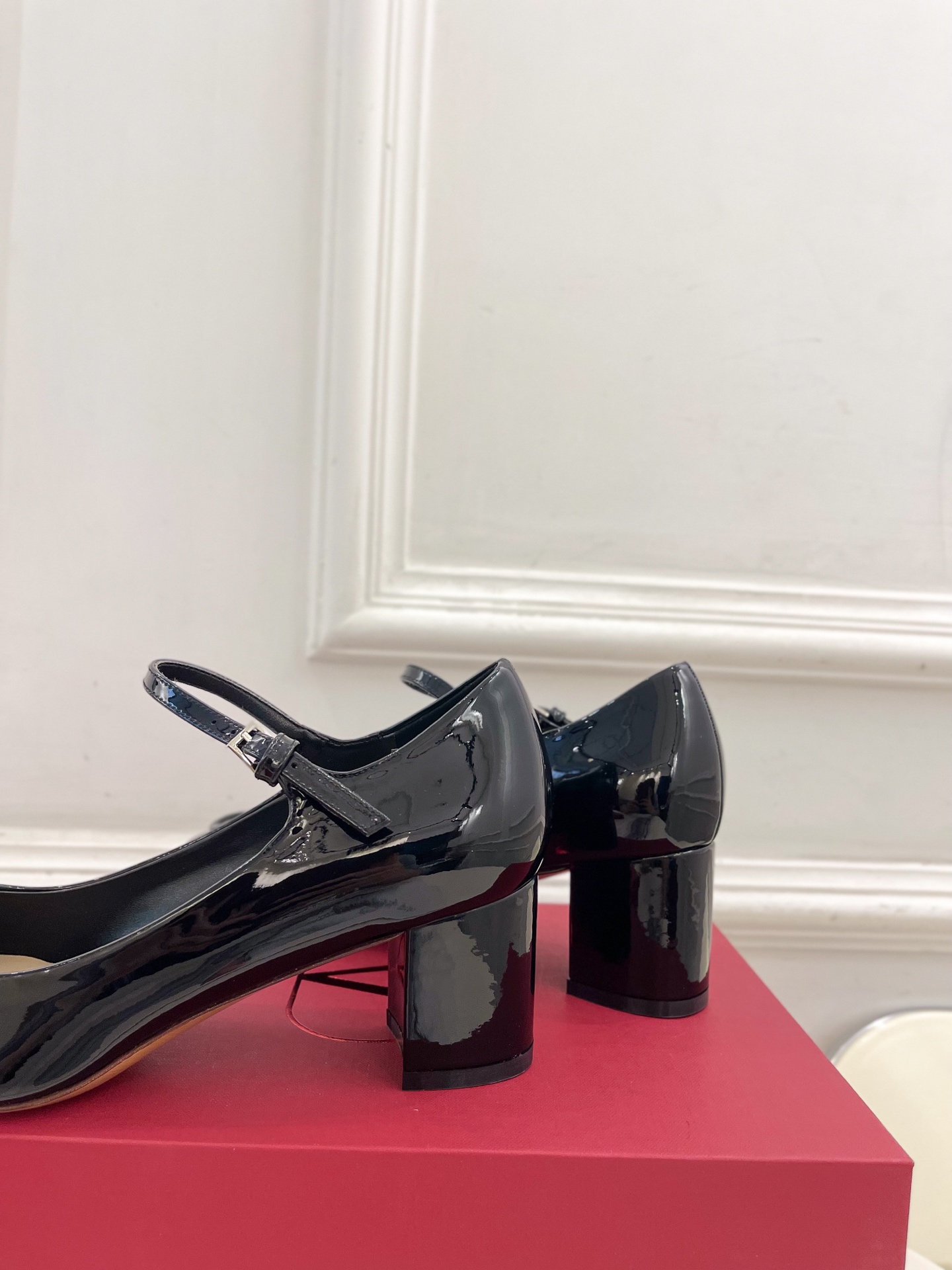 Valentino 华伦天奴 2025ss早春新品 经典V扣玛丽珍高跟鞋上新☑️
———————————