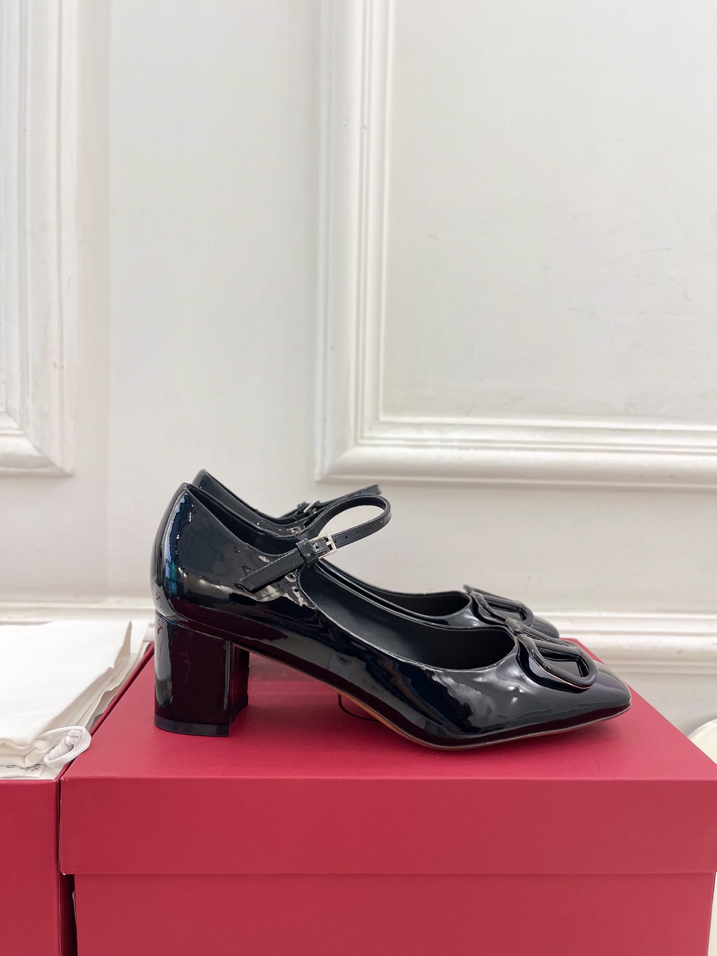 Valentino 华伦天奴 2025ss早春新品 经典V扣玛丽珍高跟鞋上新☑️
———————————