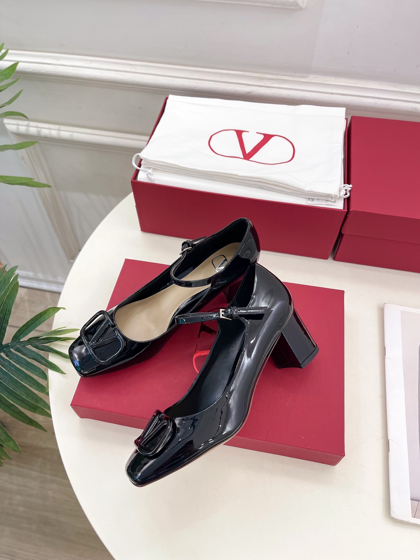 Valentino 华伦天奴 2025ss早春新品 经典V扣玛丽珍高跟鞋上新☑️
———————————