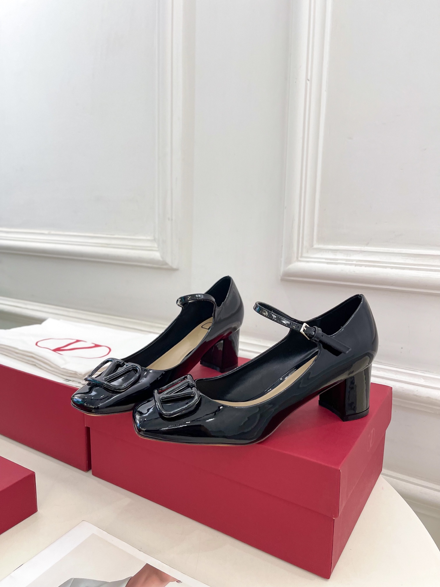 Valentino 华伦天奴 2025ss早春新品 经典V扣玛丽珍高跟鞋上新☑️
———————————