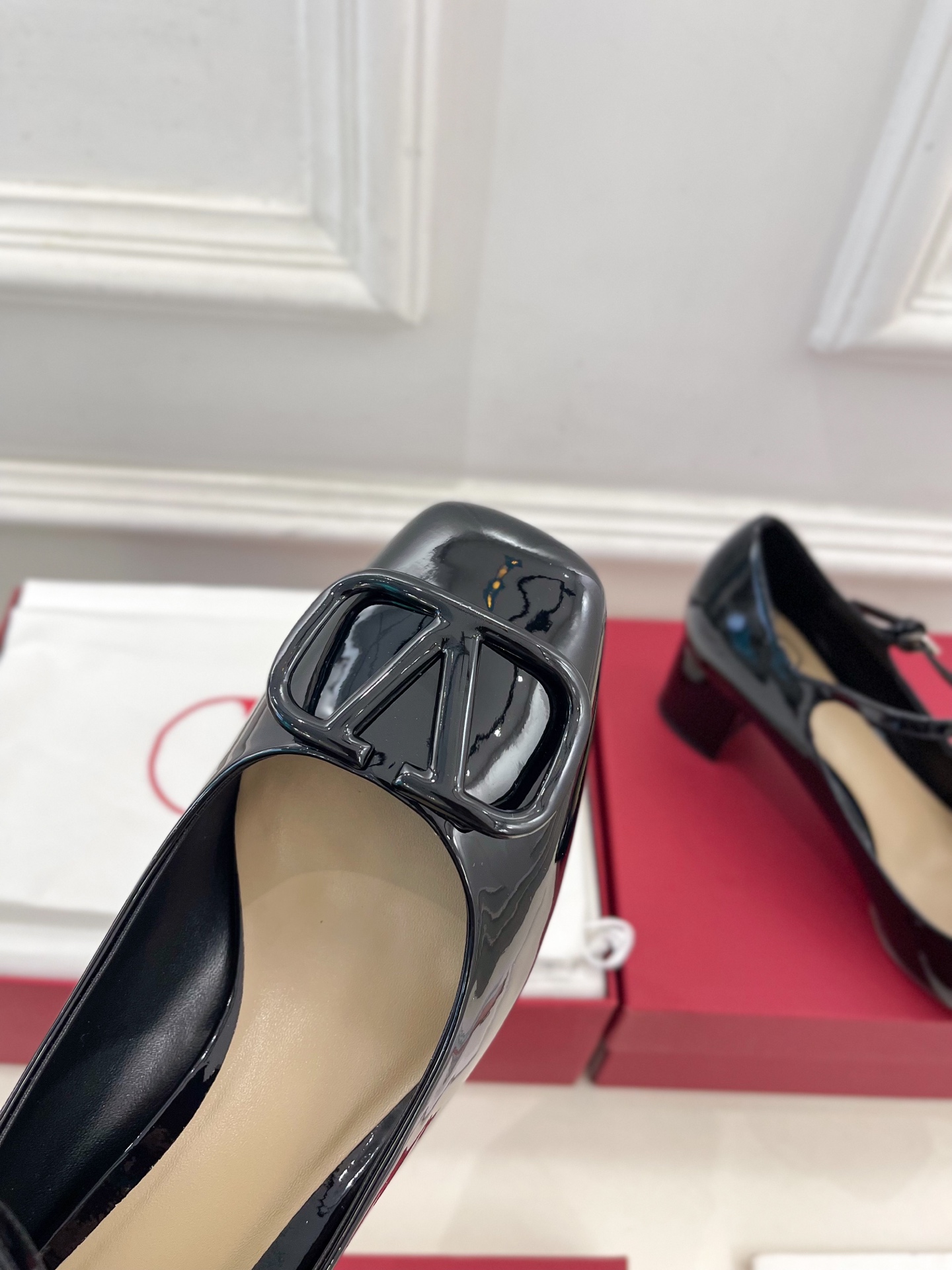 Valentino 华伦天奴 2025ss早春新品 经典V扣玛丽珍高跟鞋上新☑️
———————————