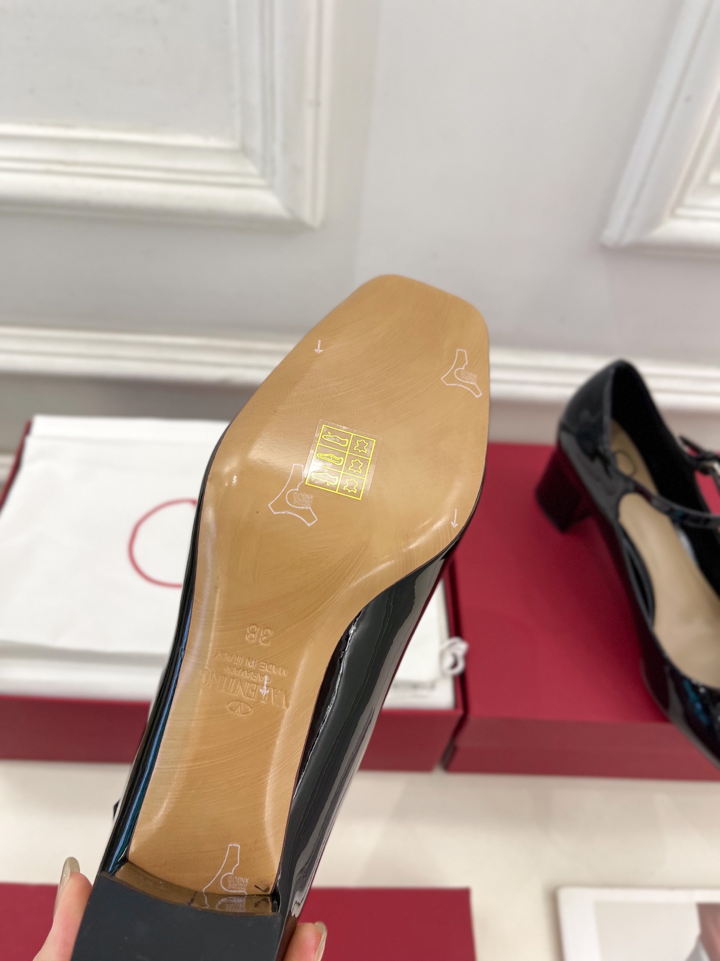 Valentino 华伦天奴 2025ss早春新品 经典V扣玛丽珍高跟鞋上新☑️
———————————