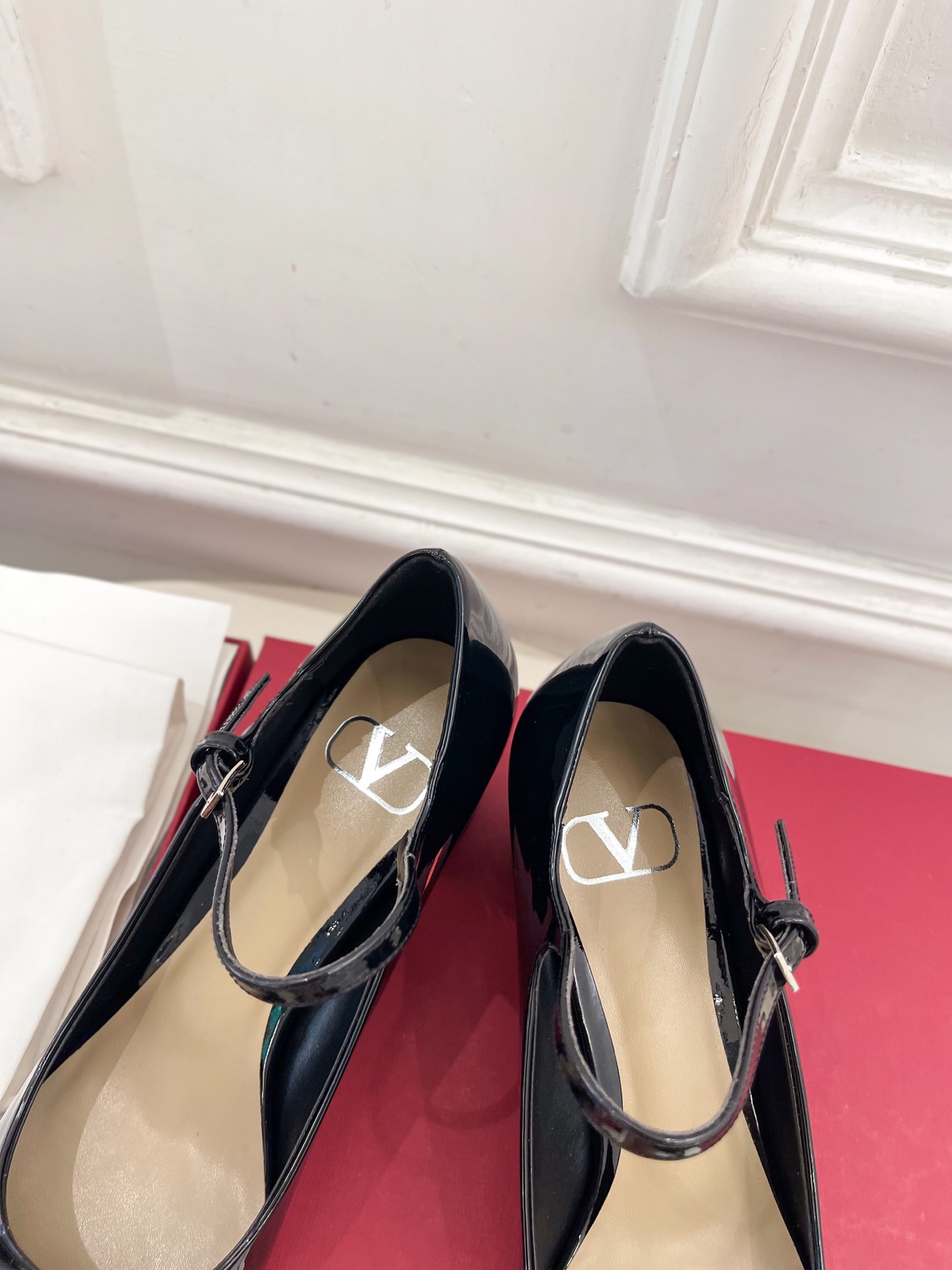 Valentino 华伦天奴 2025ss早春新品 经典V扣玛丽珍高跟鞋上新☑️
———————————