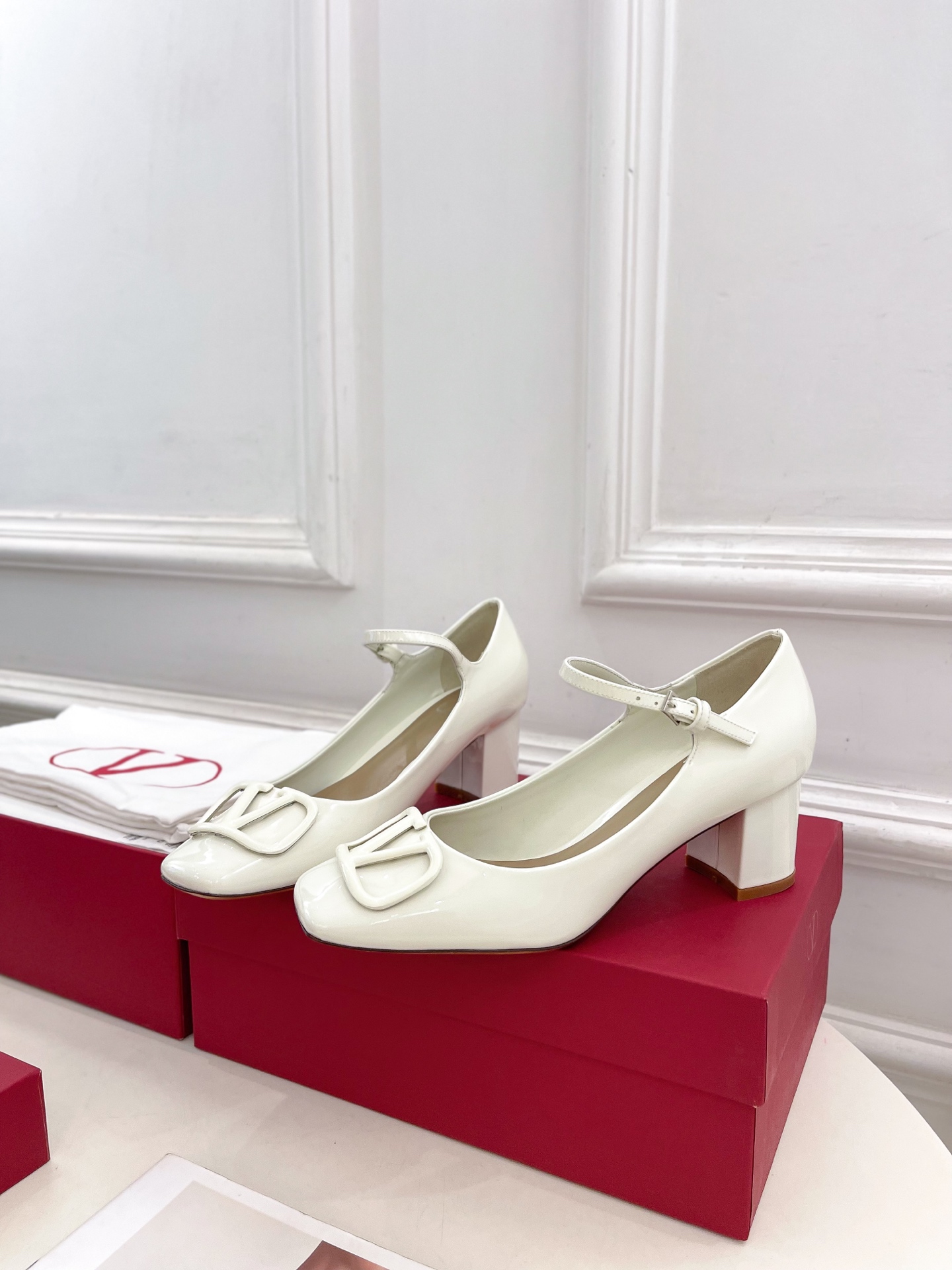 Valentino 华伦天奴 2025ss早春新品 经典V扣玛丽珍高跟鞋上新☑️
———————————