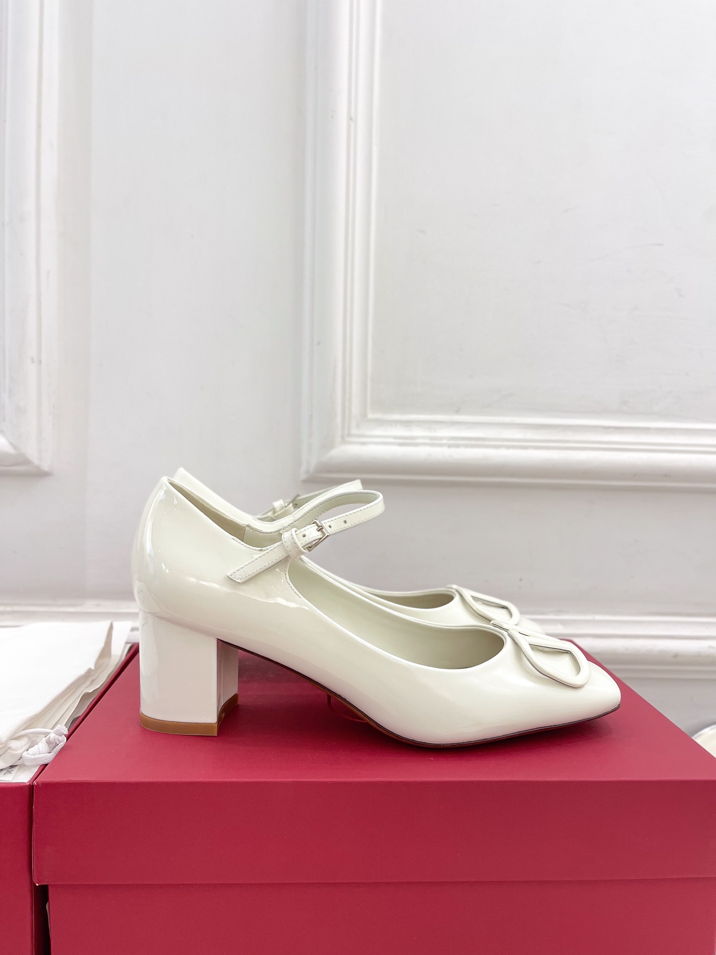 Valentino 华伦天奴 2025ss早春新品 经典V扣玛丽珍高跟鞋上新☑️
———————————
