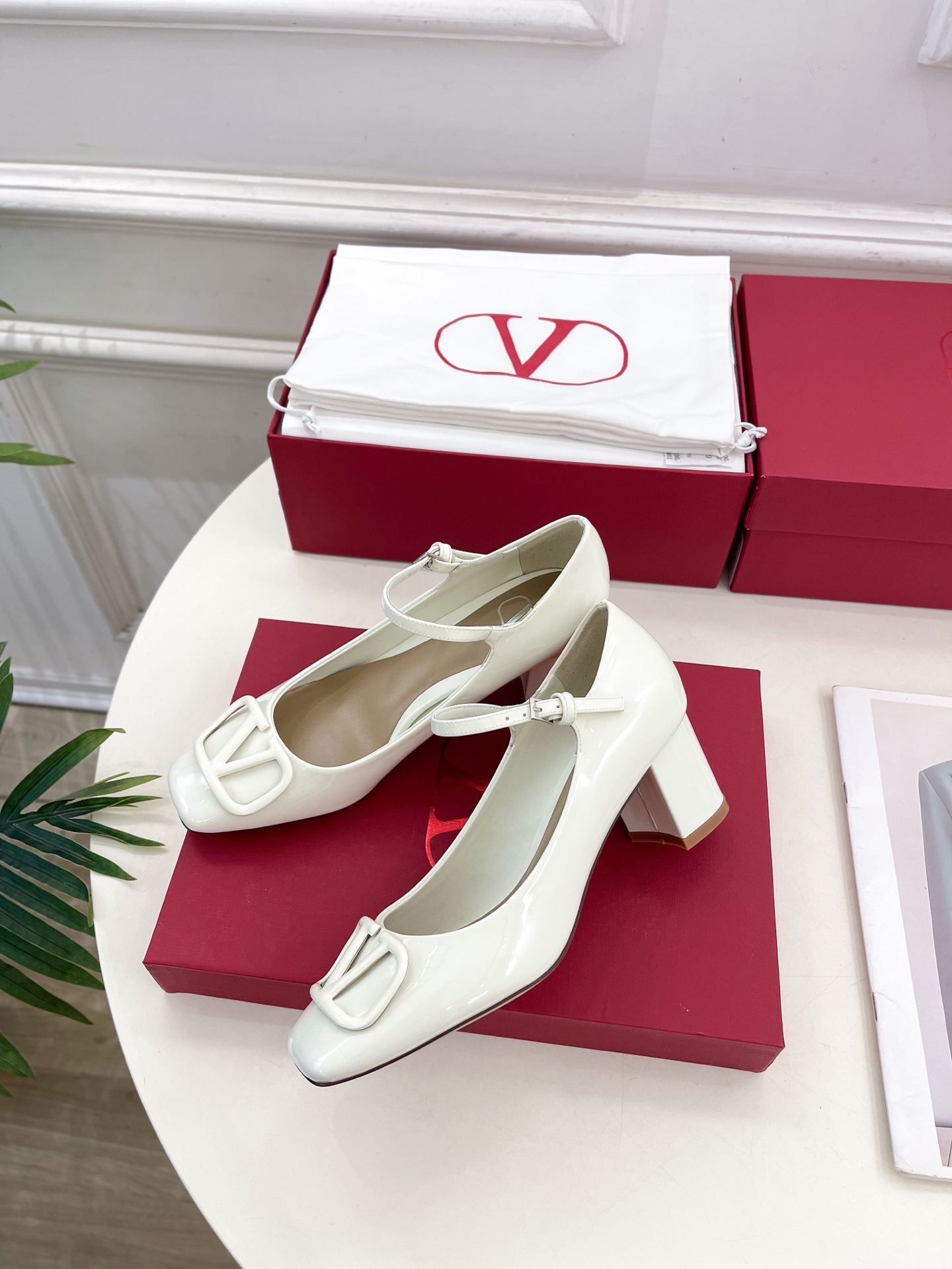 Valentino 华伦天奴 2025ss早春新品 经典V扣玛丽珍高跟鞋上新☑️
———————————