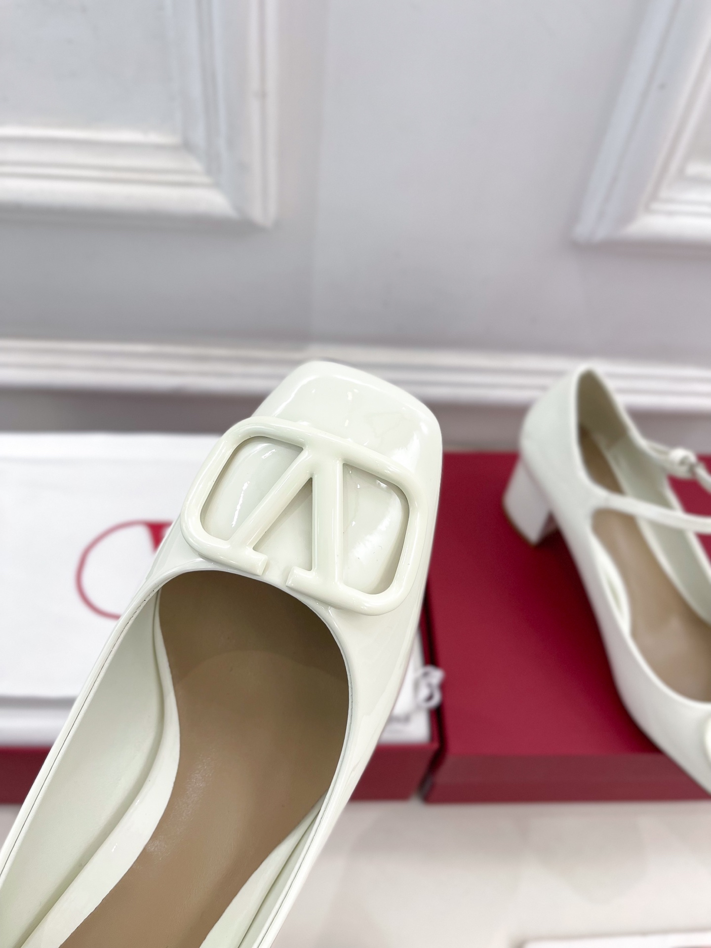 Valentino 华伦天奴 2025ss早春新品 经典V扣玛丽珍高跟鞋上新☑️
———————————