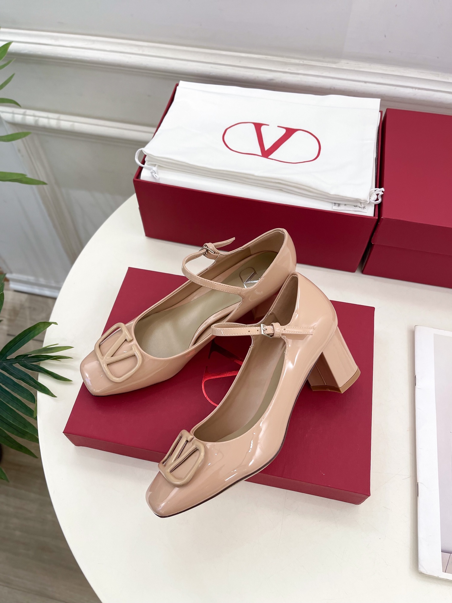 Valentino 华伦天奴 2025ss早春新品 经典V扣玛丽珍高跟鞋上新☑️
———————————