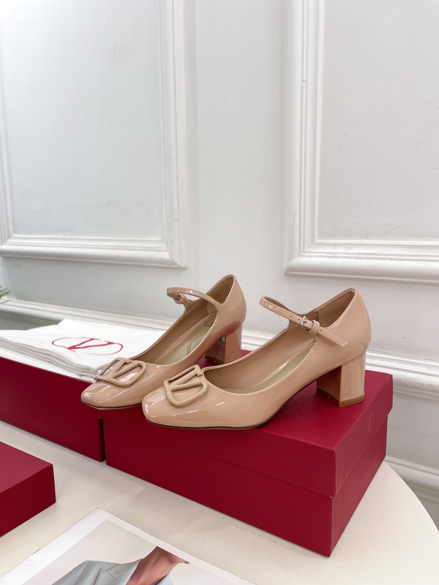 Valentino 华伦天奴 2025ss早春新品 经典V扣玛丽珍高跟鞋上新☑️
———————————