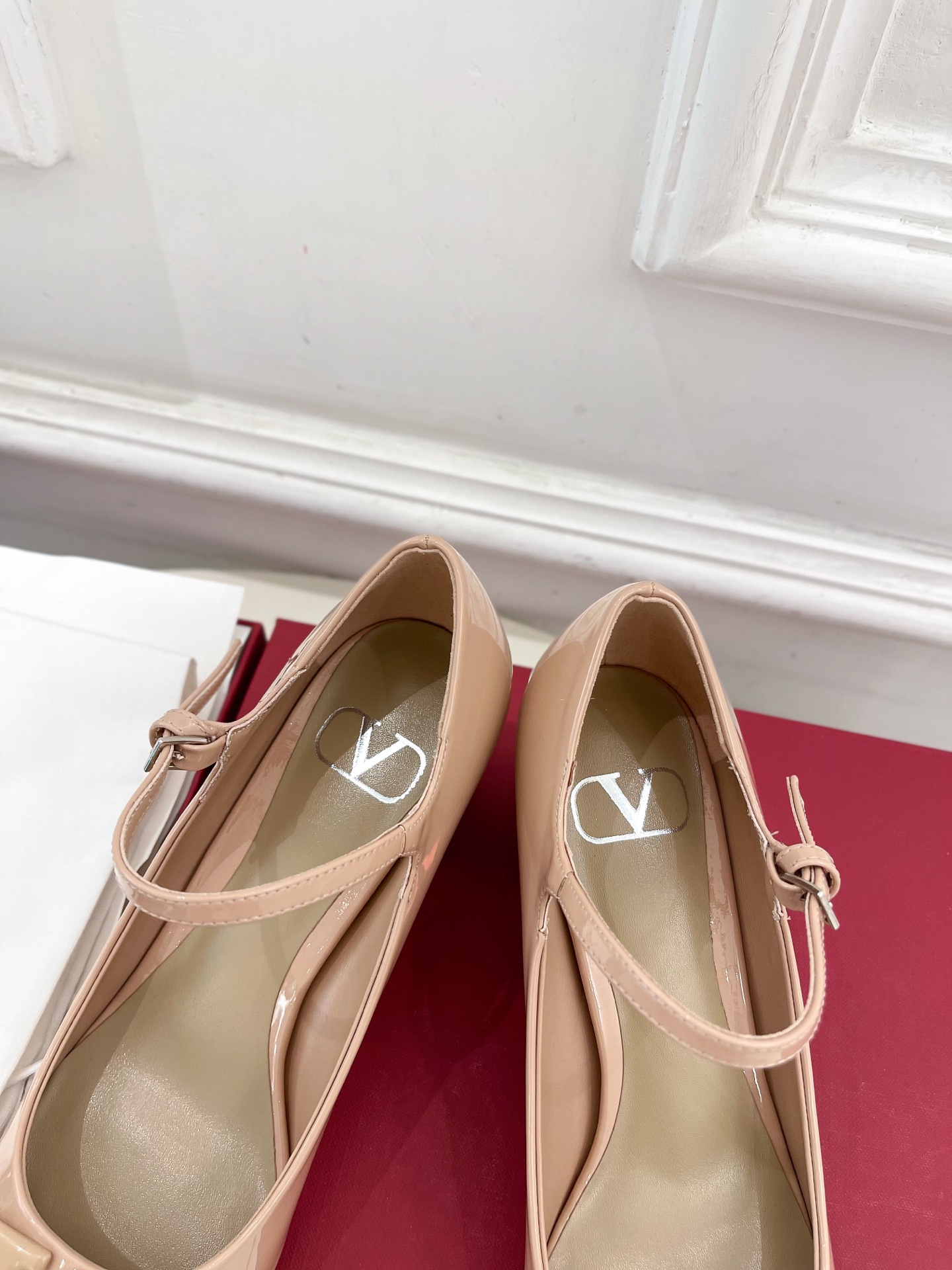 Valentino 华伦天奴 2025ss早春新品 经典V扣玛丽珍高跟鞋上新☑️
———————————