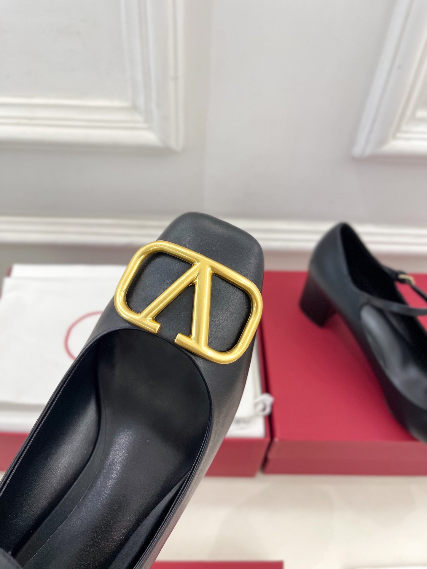 Valentino 华伦天奴 2025ss早春新品 经典V扣玛丽珍高跟鞋上新☑️
———————————