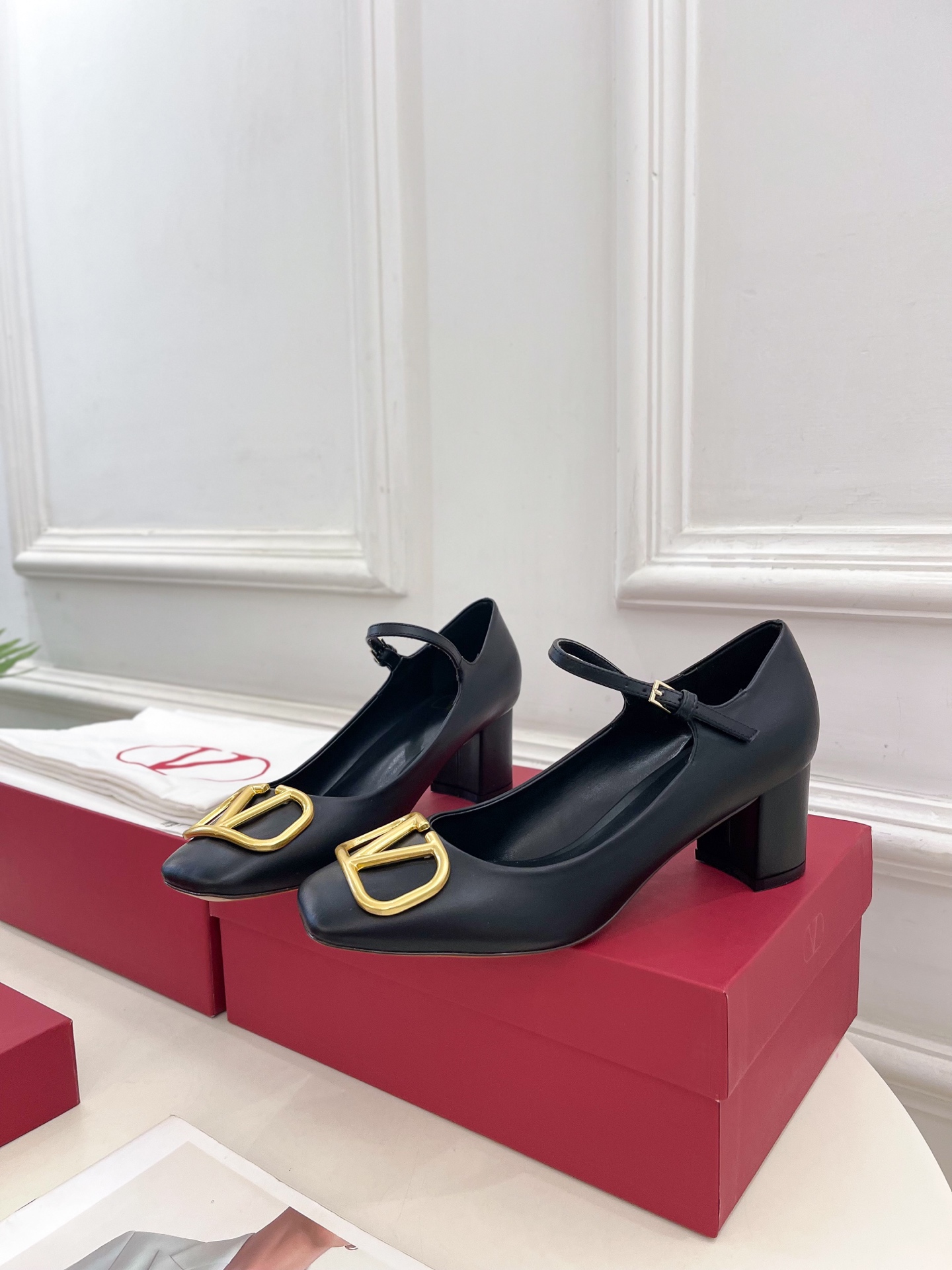 Valentino 华伦天奴 2025ss早春新品 经典V扣玛丽珍高跟鞋上新☑️
———————————