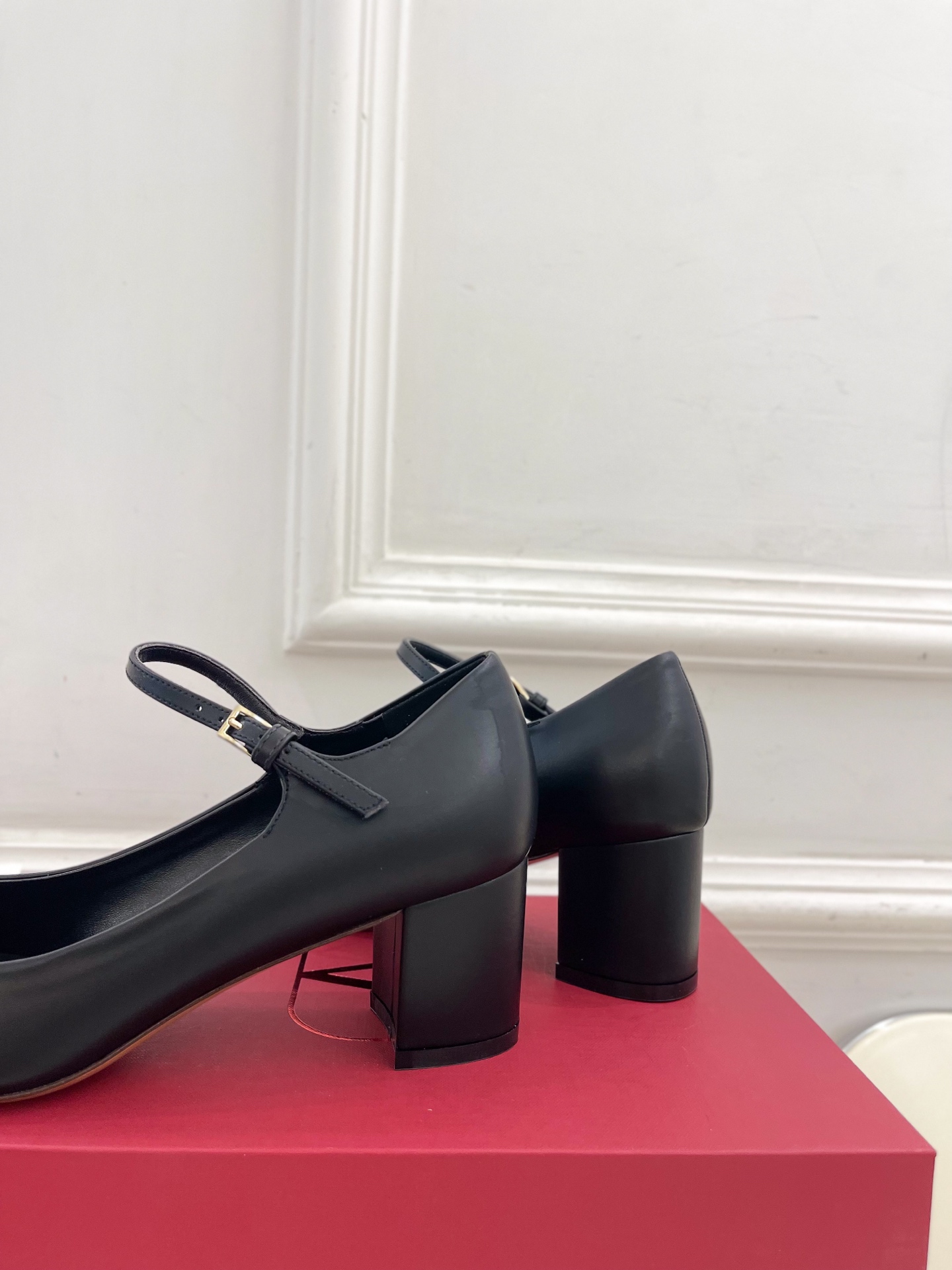 Valentino 华伦天奴 2025ss早春新品 经典V扣玛丽珍高跟鞋上新☑️
———————————
