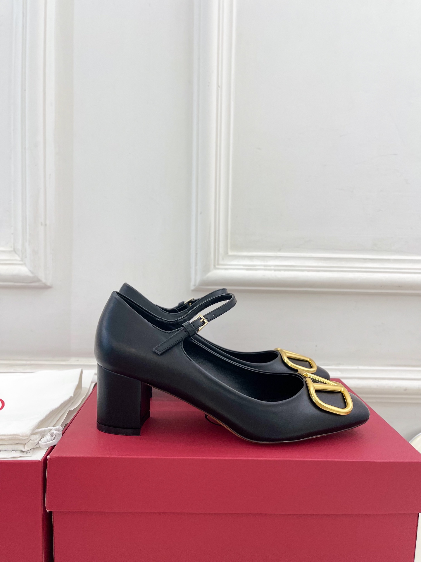 Valentino 华伦天奴 2025ss早春新品 经典V扣玛丽珍高跟鞋上新☑️
———————————