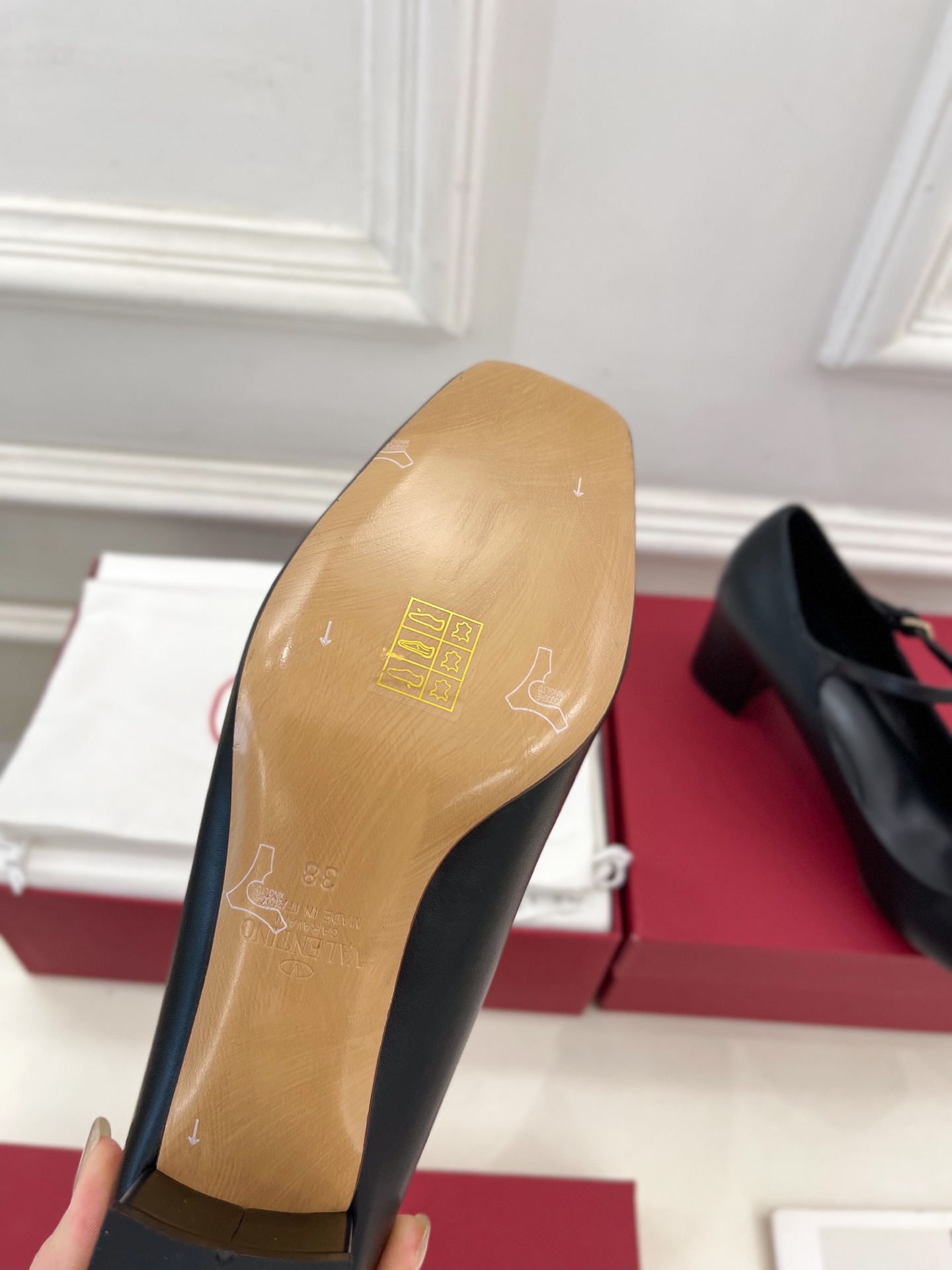 Valentino 华伦天奴 2025ss早春新品 经典V扣玛丽珍高跟鞋上新☑️
———————————