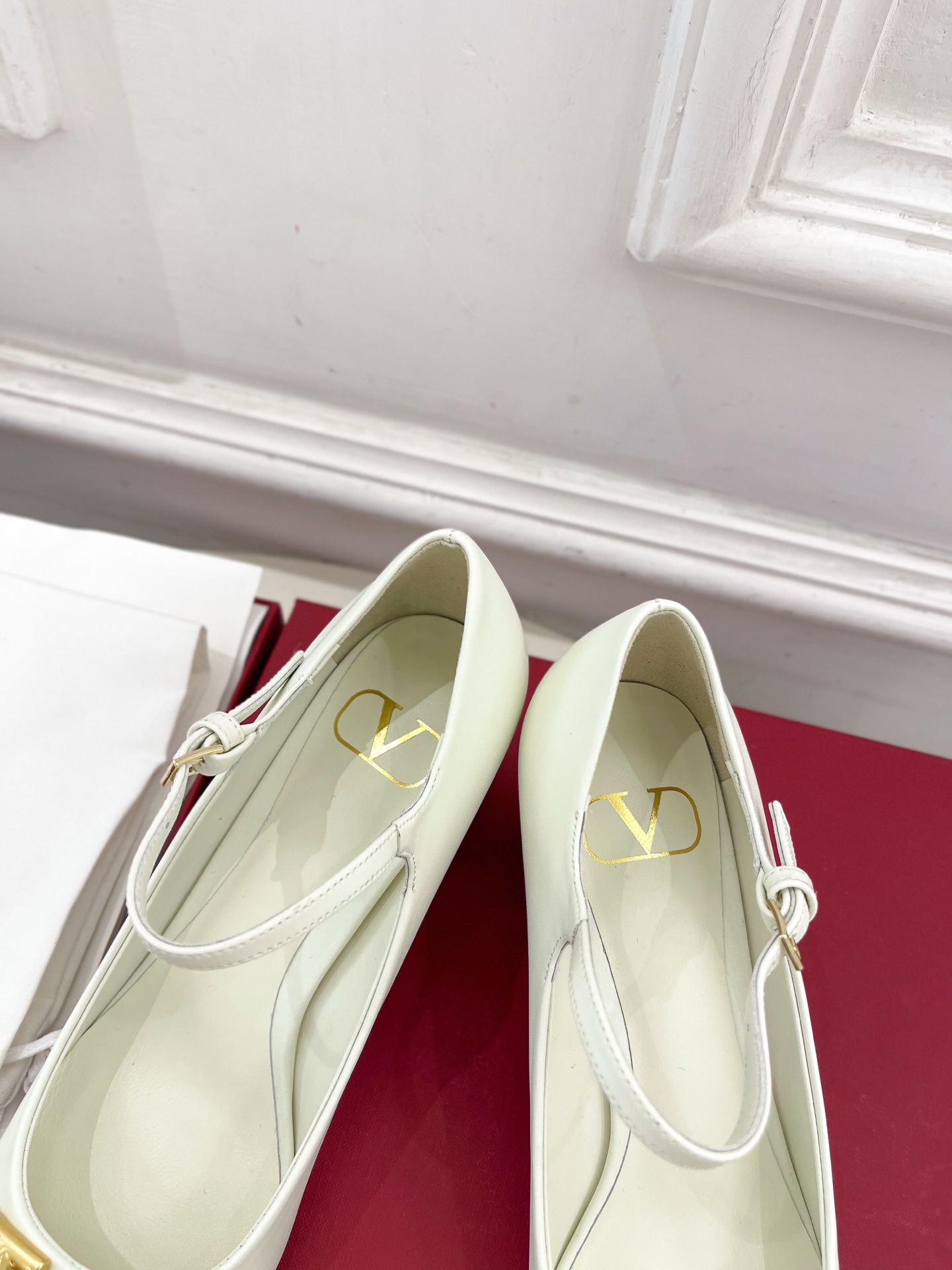 Valentino 华伦天奴 2025ss早春新品 经典V扣玛丽珍高跟鞋上新☑️
———————————
