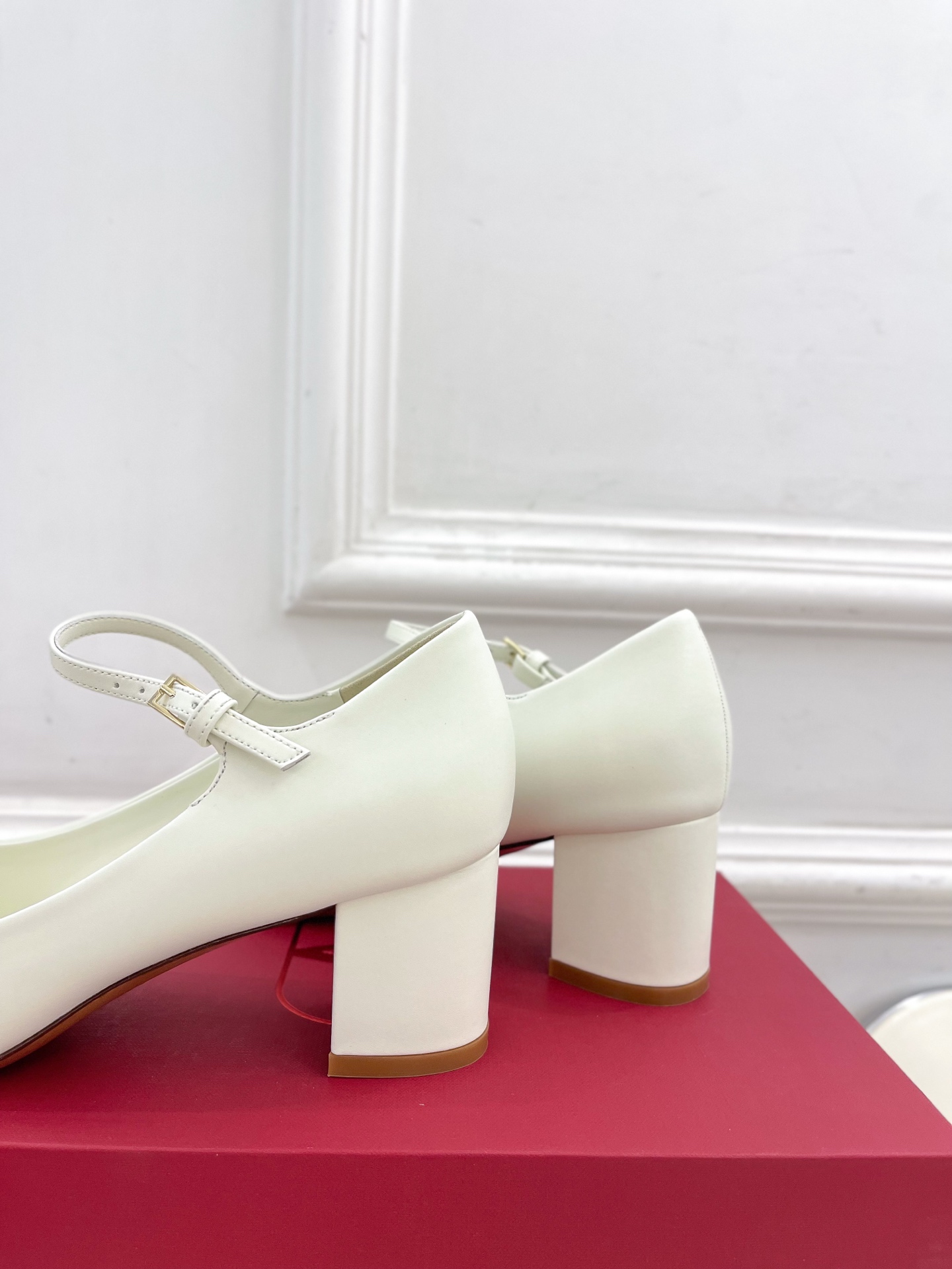Valentino 华伦天奴 2025ss早春新品 经典V扣玛丽珍高跟鞋上新☑️
———————————