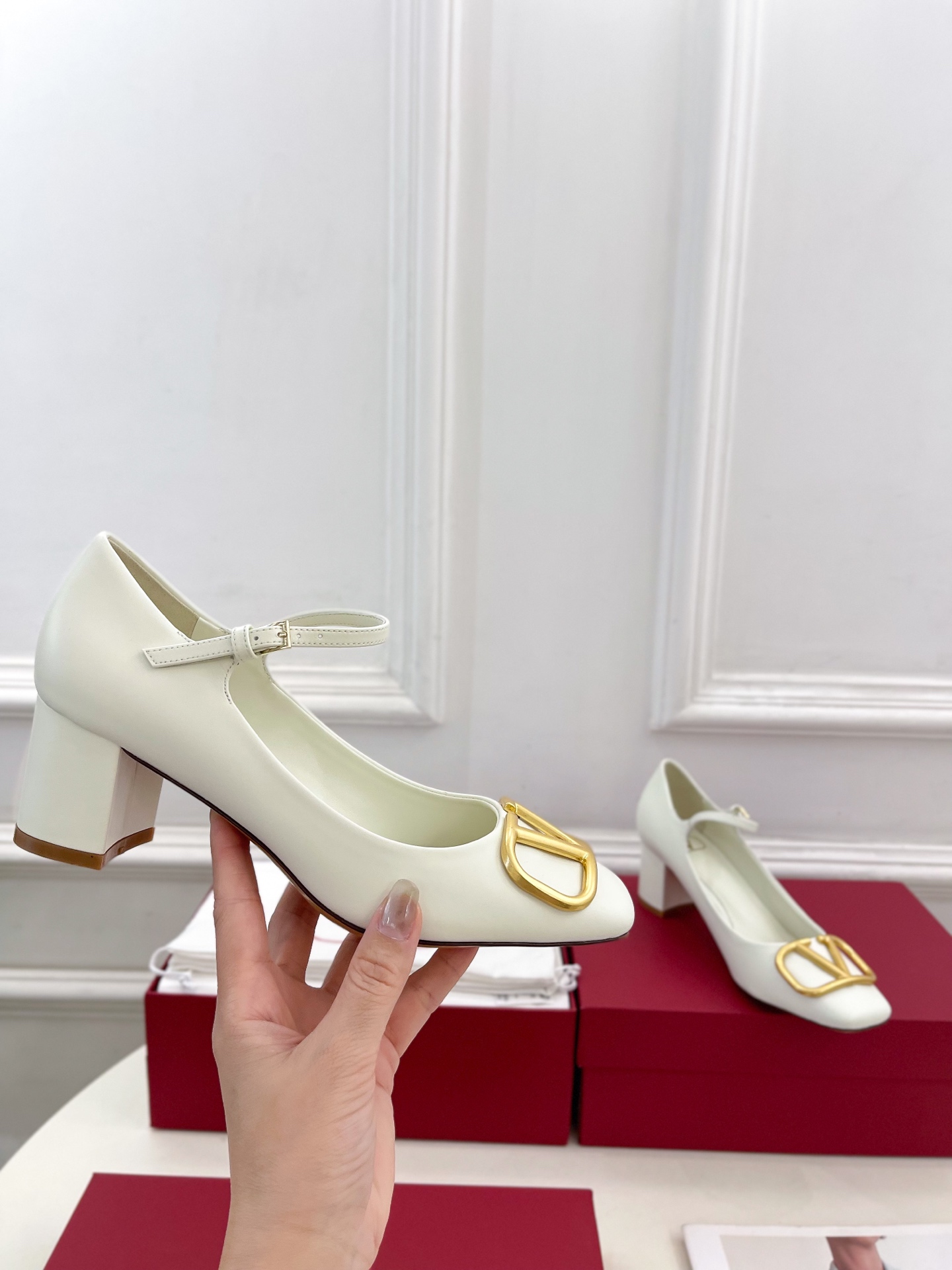 Valentino 华伦天奴 2025ss早春新品 经典V扣玛丽珍高跟鞋上新☑️
———————————