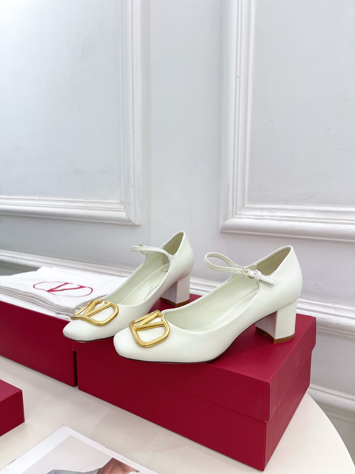 Valentino 华伦天奴 2025ss早春新品 经典V扣玛丽珍高跟鞋上新☑️
———————————
