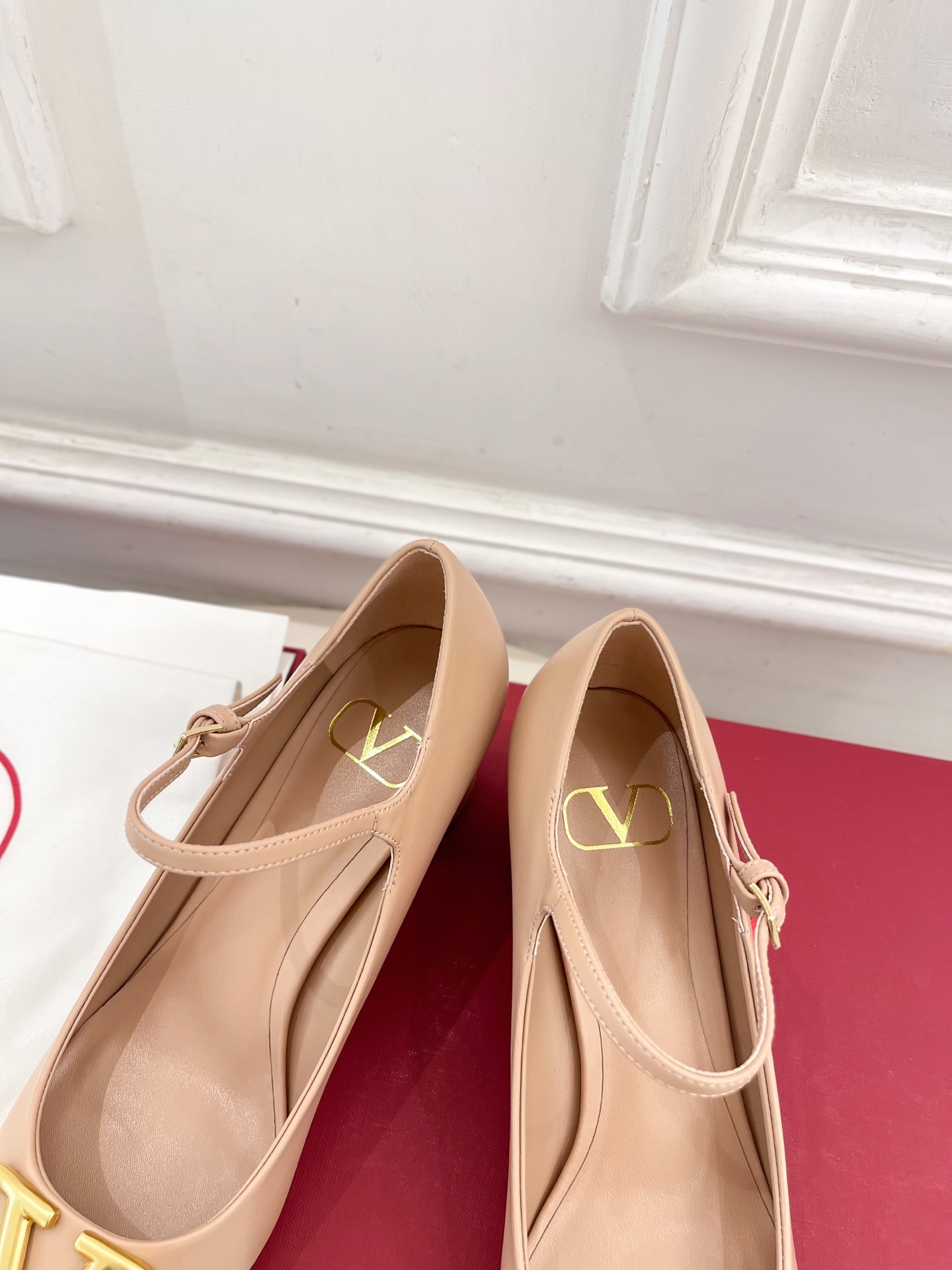Valentino 华伦天奴 2025ss早春新品 经典V扣玛丽珍高跟鞋上新☑️
———————————