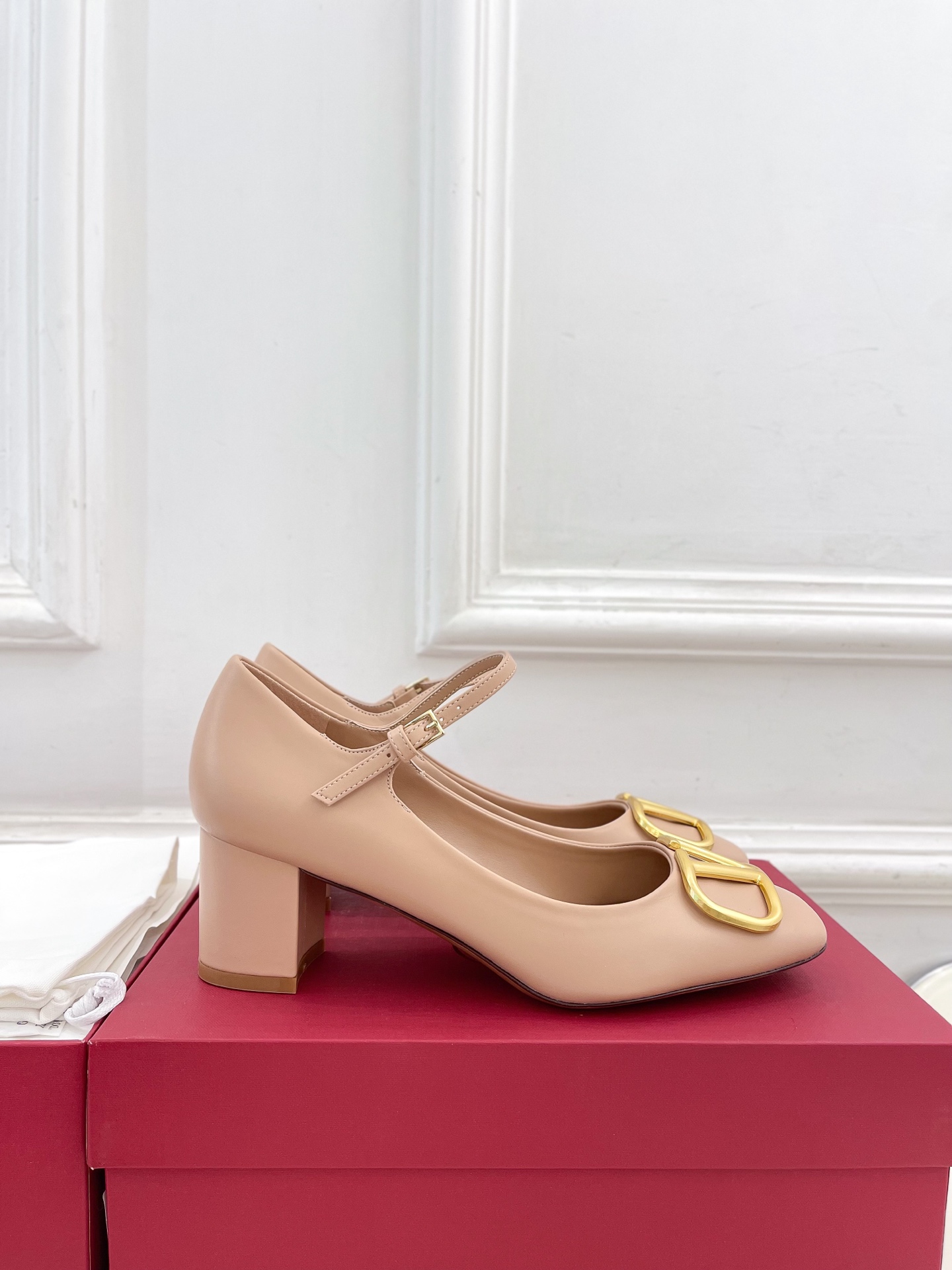 Valentino 华伦天奴 2025ss早春新品 经典V扣玛丽珍高跟鞋上新☑️
———————————