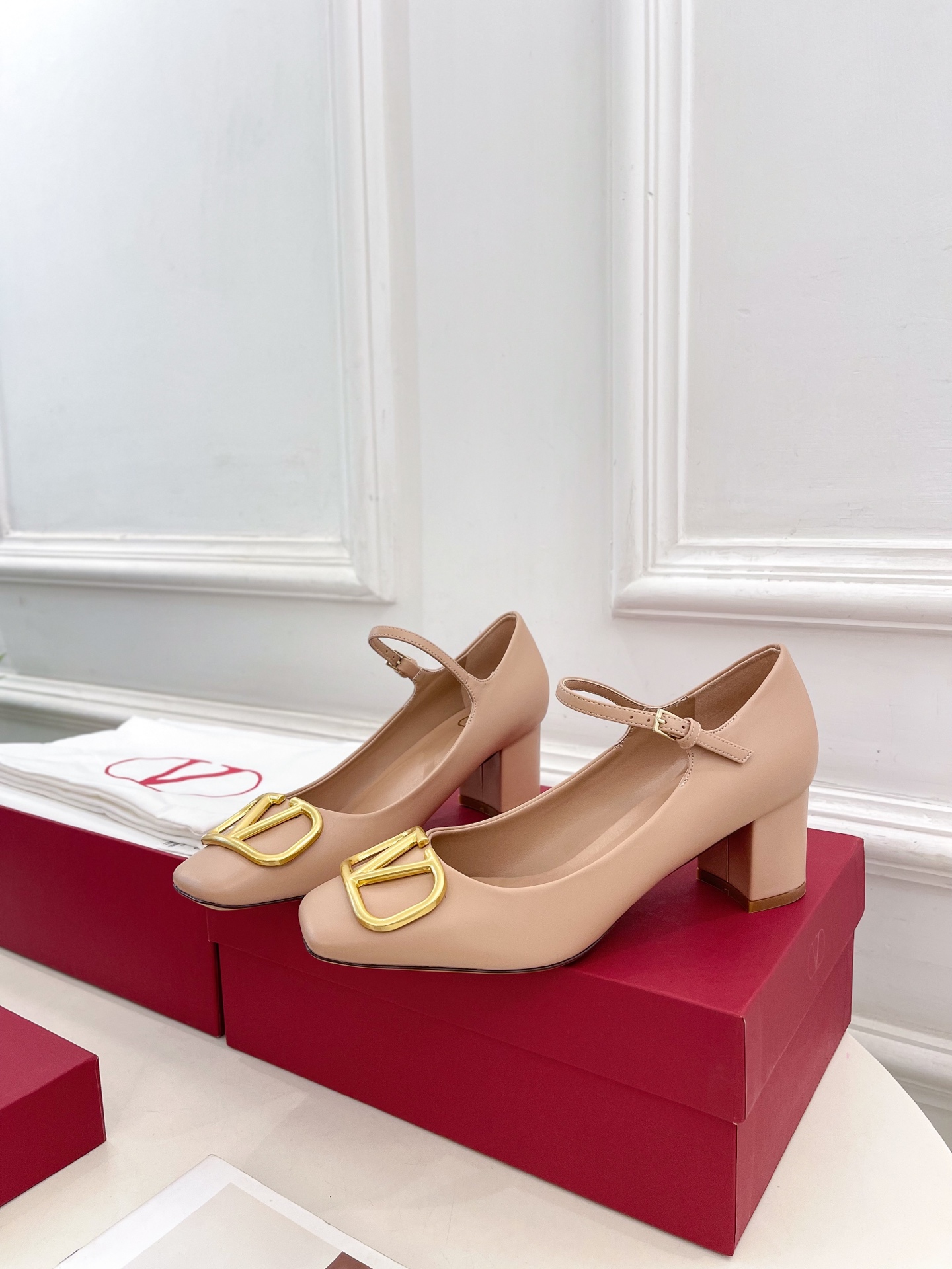 Valentino 华伦天奴 2025ss早春新品 经典V扣玛丽珍高跟鞋上新☑️
———————————