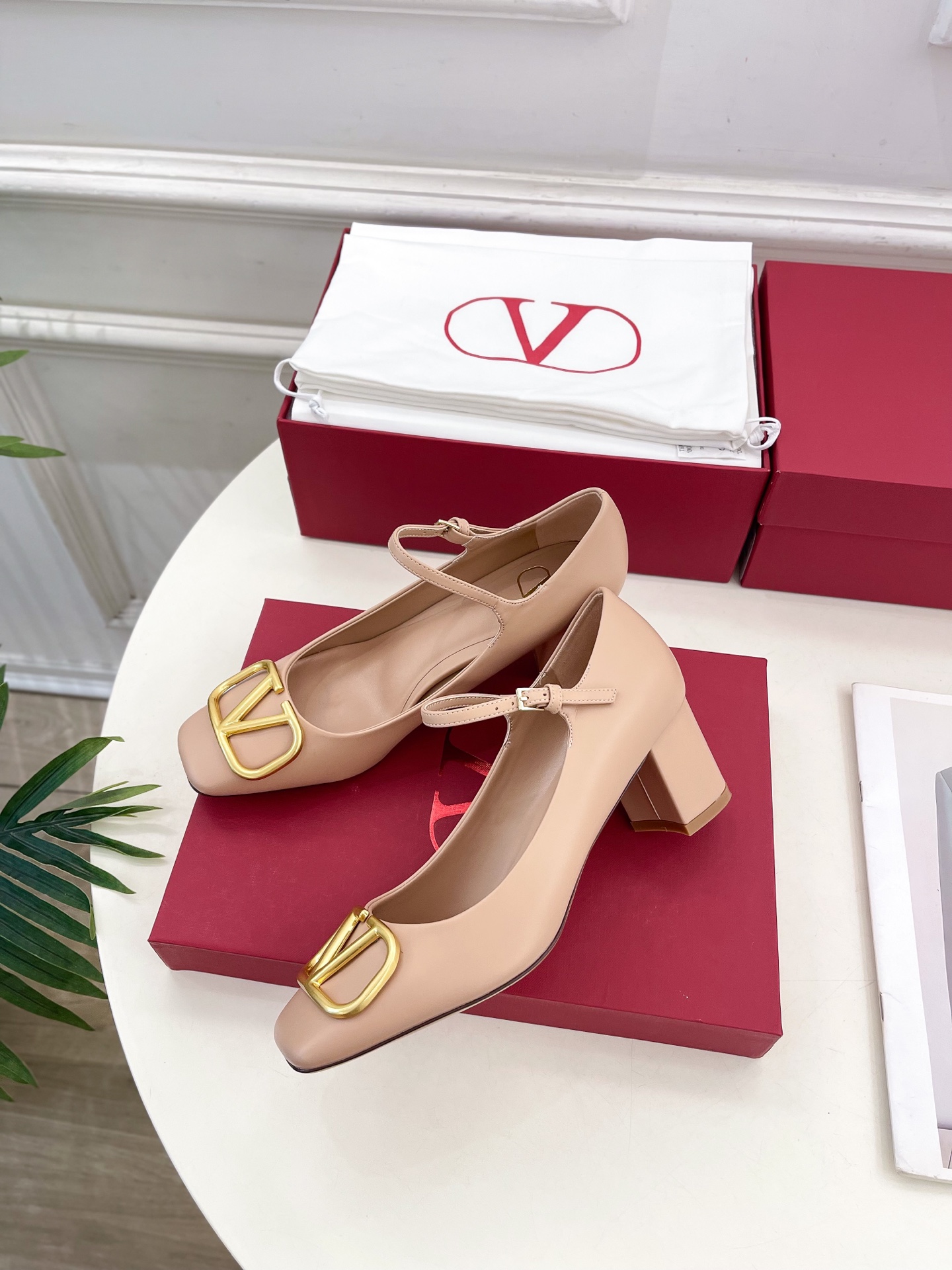 Valentino 华伦天奴 2025ss早春新品 经典V扣玛丽珍高跟鞋上新☑️
———————————