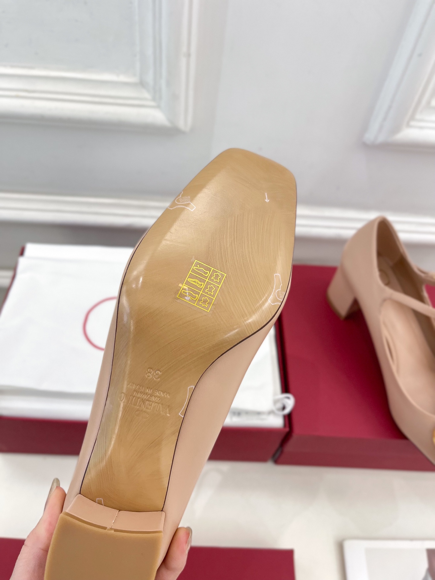 Valentino 华伦天奴 2025ss早春新品 经典V扣玛丽珍高跟鞋上新☑️
———————————