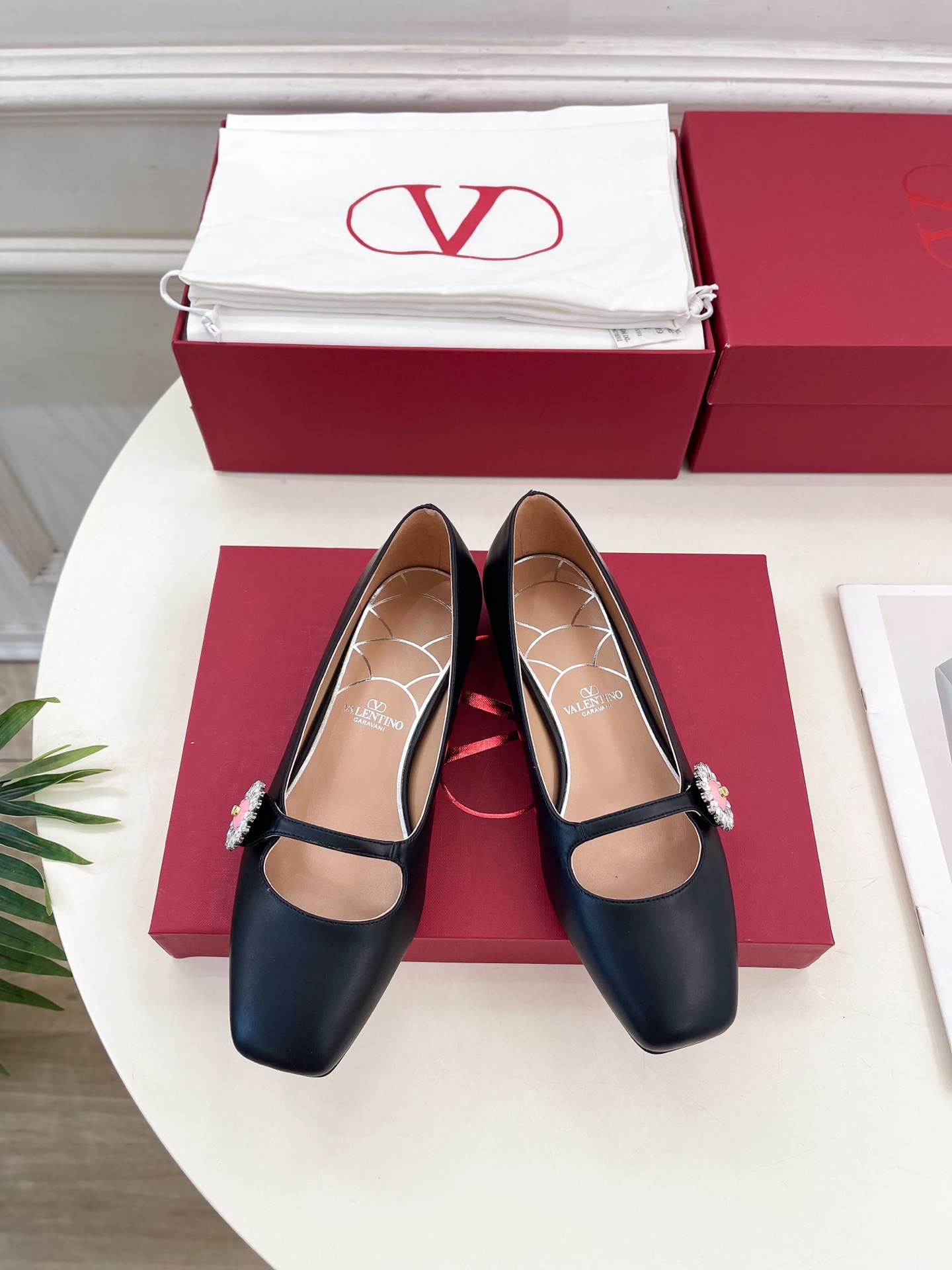 Valentino 华伦天奴 2025ss早春新品 PRESHOES 宝石玛丽珍芭蕾平底单鞋上新☑️
—