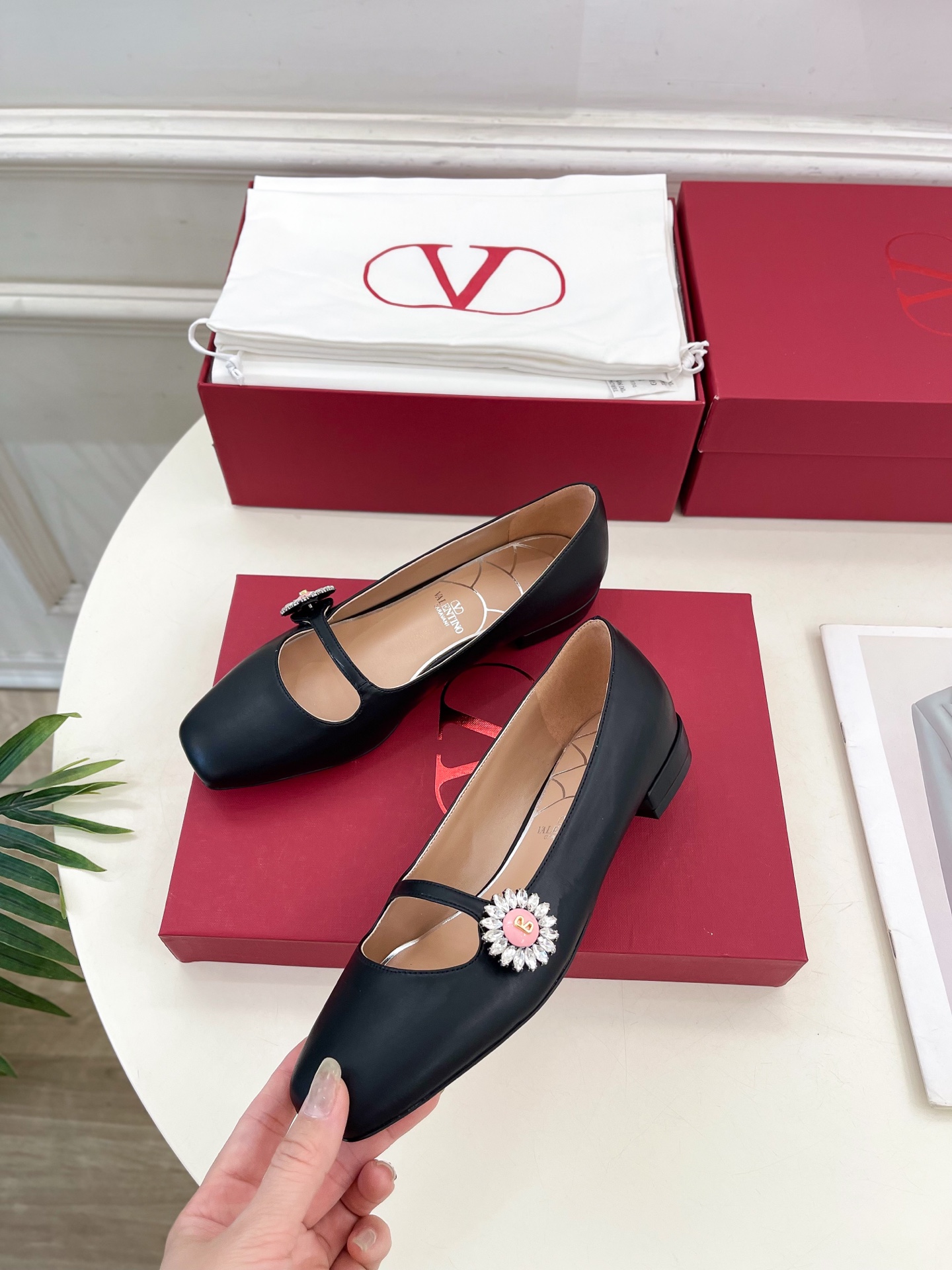 Valentino 华伦天奴 2025ss早春新品 PRESHOES 宝石玛丽珍芭蕾平底单鞋上新☑️
—
