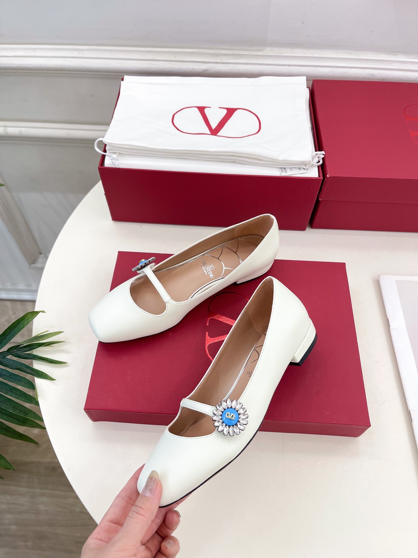 Valentino 华伦天奴 2025ss早春新品 PRESHOES 宝石玛丽珍芭蕾平底单鞋上新☑️
—