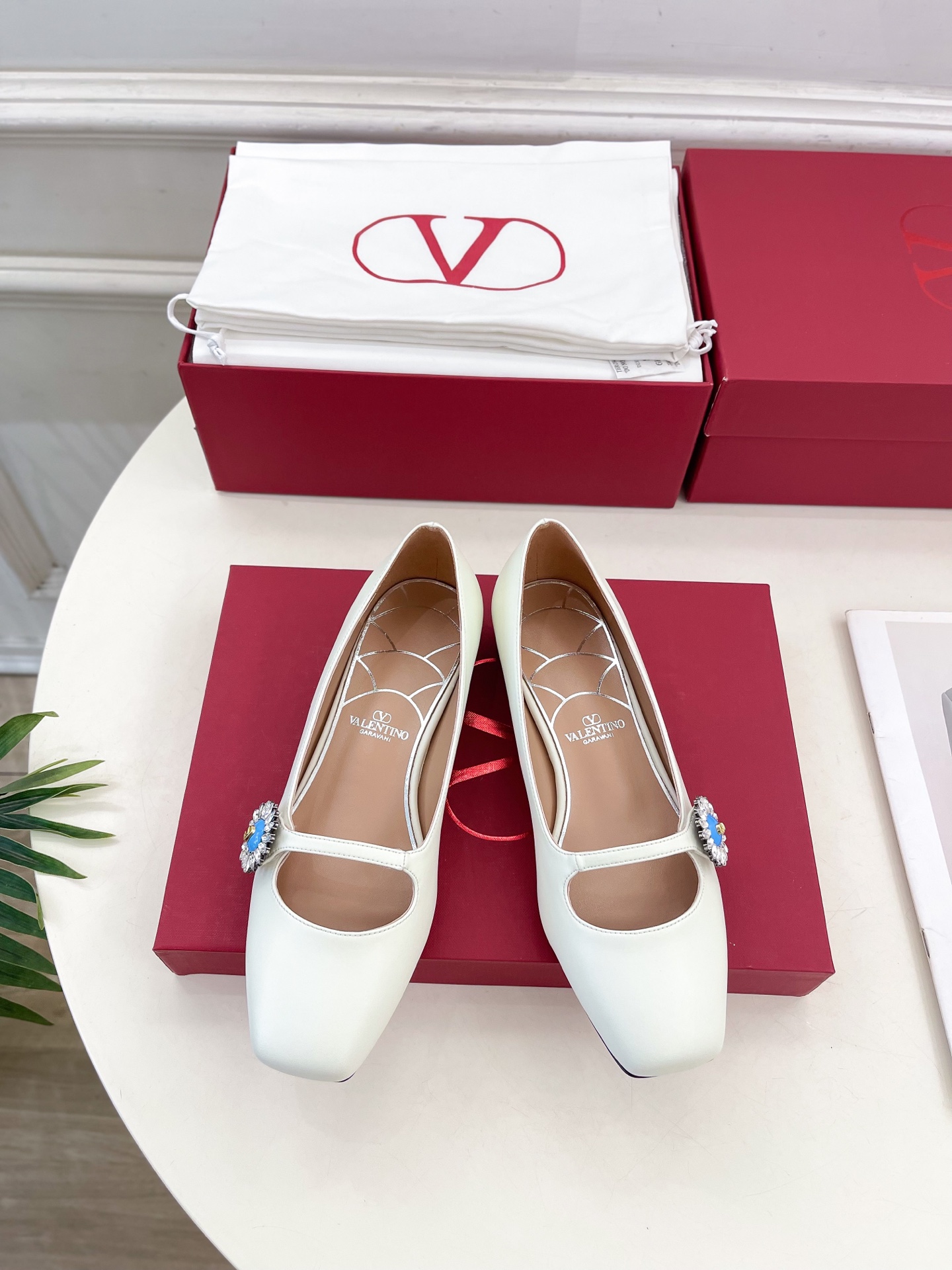 Valentino 华伦天奴 2025ss早春新品 PRESHOES 宝石玛丽珍芭蕾平底单鞋上新☑️
—