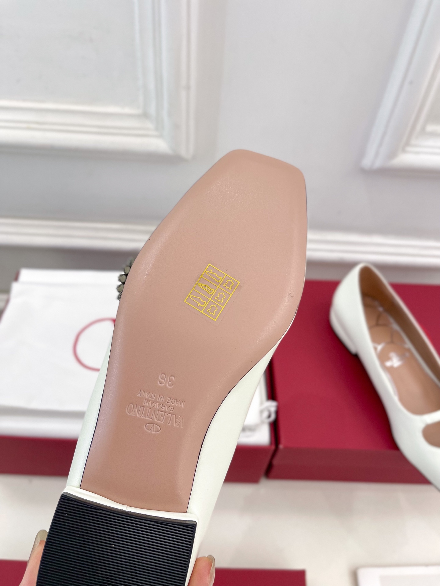 Valentino 华伦天奴 2025ss早春新品 PRESHOES 宝石玛丽珍芭蕾平底单鞋上新☑️
—
