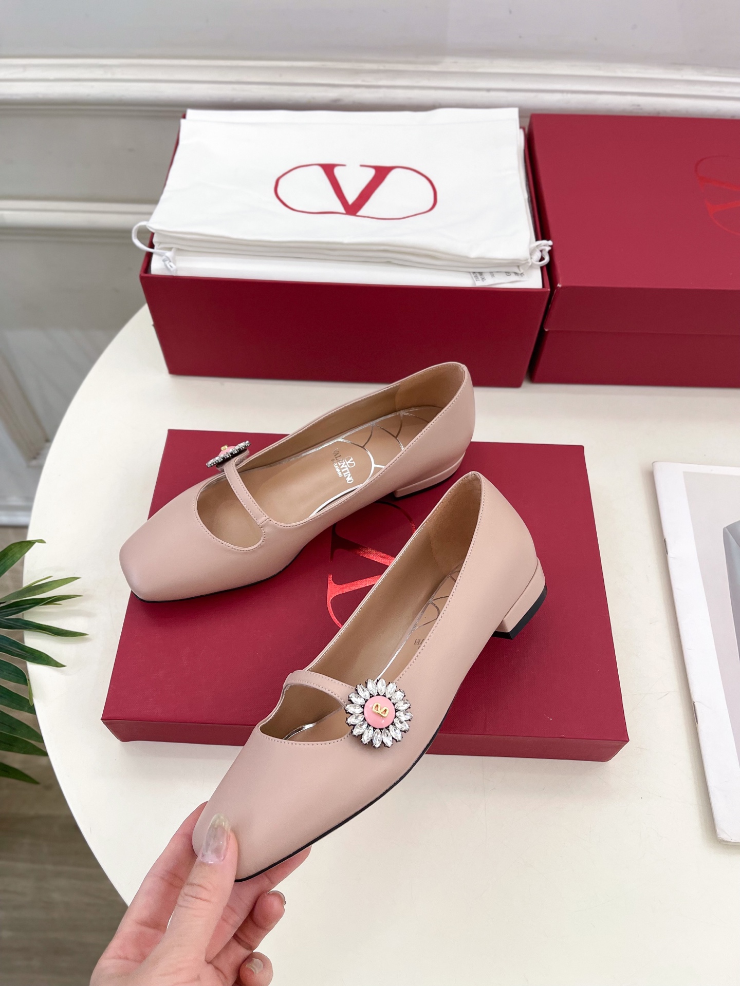 Valentino 华伦天奴 2025ss早春新品 PRESHOES 宝石玛丽珍芭蕾平底单鞋上新☑️
—