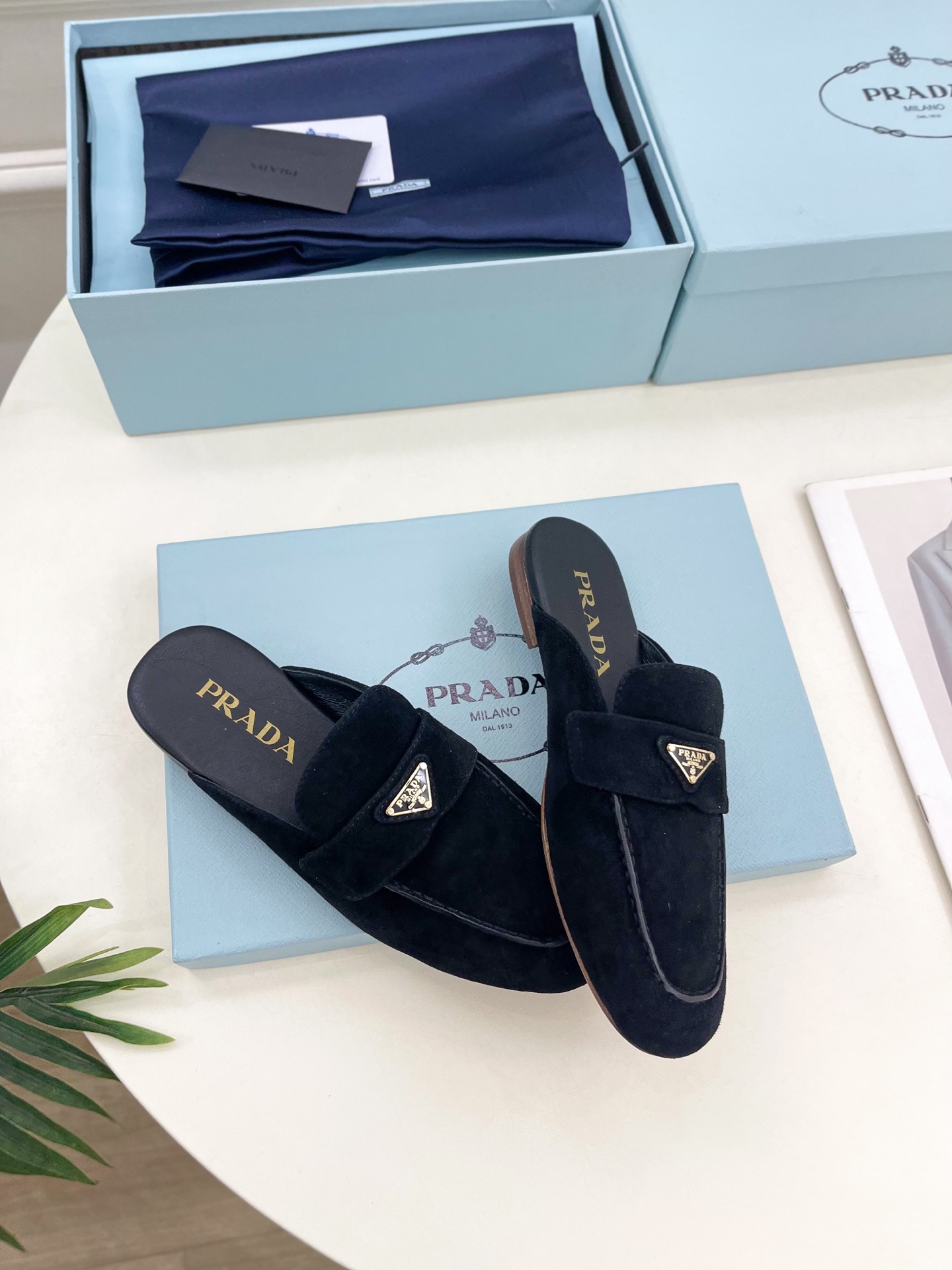 PRADA 普拉达  25𝐬𝐬 

🌈2025春夏新品 专柜走秀款三角金属微标穆勒半拖鞋系列〰

◽鞋面