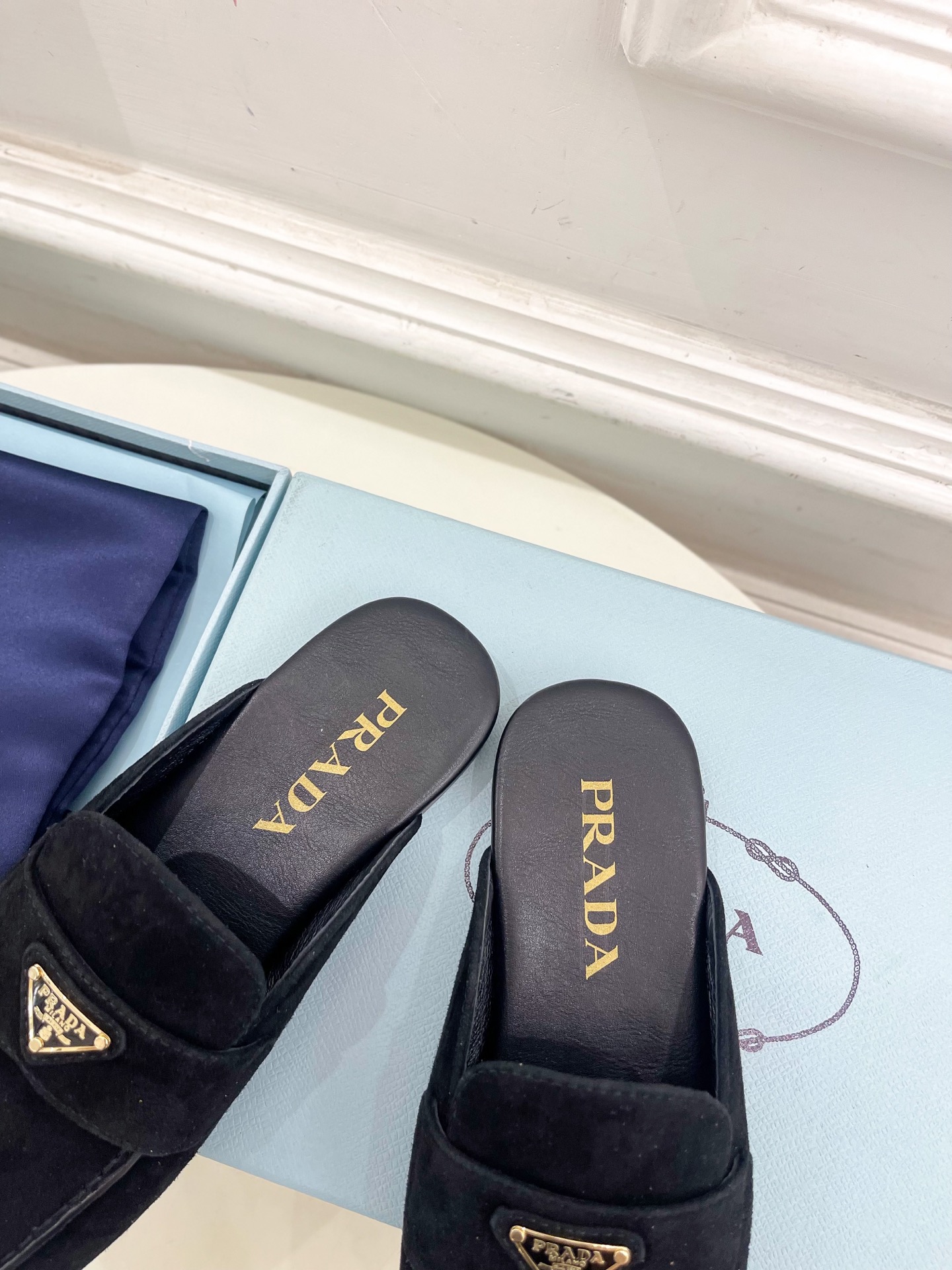 PRADA 普拉达  25𝐬𝐬 

🌈2025春夏新品 专柜走秀款三角金属微标穆勒半拖鞋系列〰

◽鞋面
