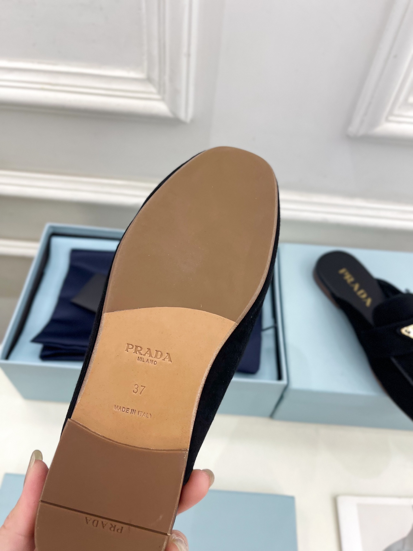 PRADA 普拉达  25𝐬𝐬 

🌈2025春夏新品 专柜走秀款三角金属微标穆勒半拖鞋系列〰

◽鞋面