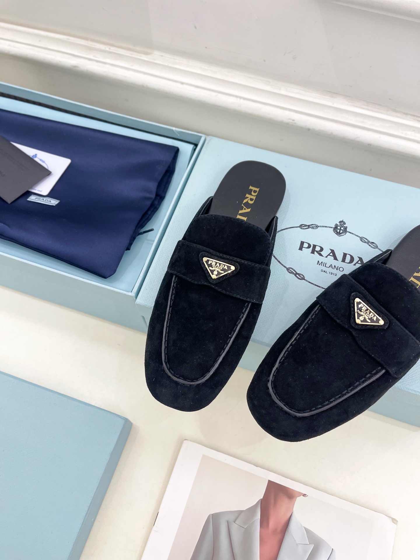 PRADA 普拉达  25𝐬𝐬 

🌈2025春夏新品 专柜走秀款三角金属微标穆勒半拖鞋系列〰

◽鞋面