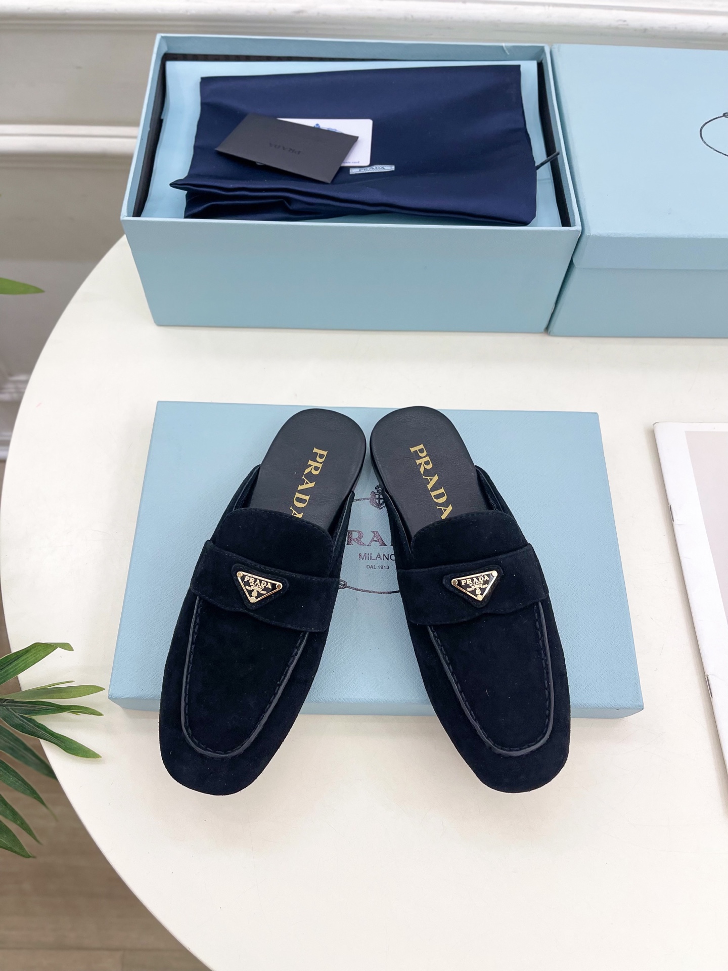 PRADA 普拉达  25𝐬𝐬 

🌈2025春夏新品 专柜走秀款三角金属微标穆勒半拖鞋系列〰

◽鞋面