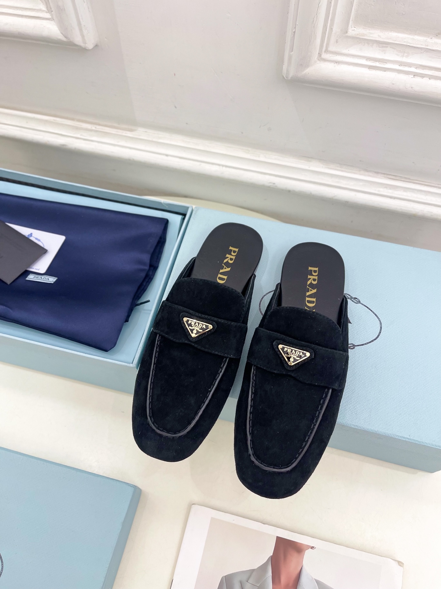PRADA 普拉达  25𝐬𝐬 

🌈2025春夏新品 专柜走秀款三角金属微标穆勒半拖鞋系列〰

◽鞋面